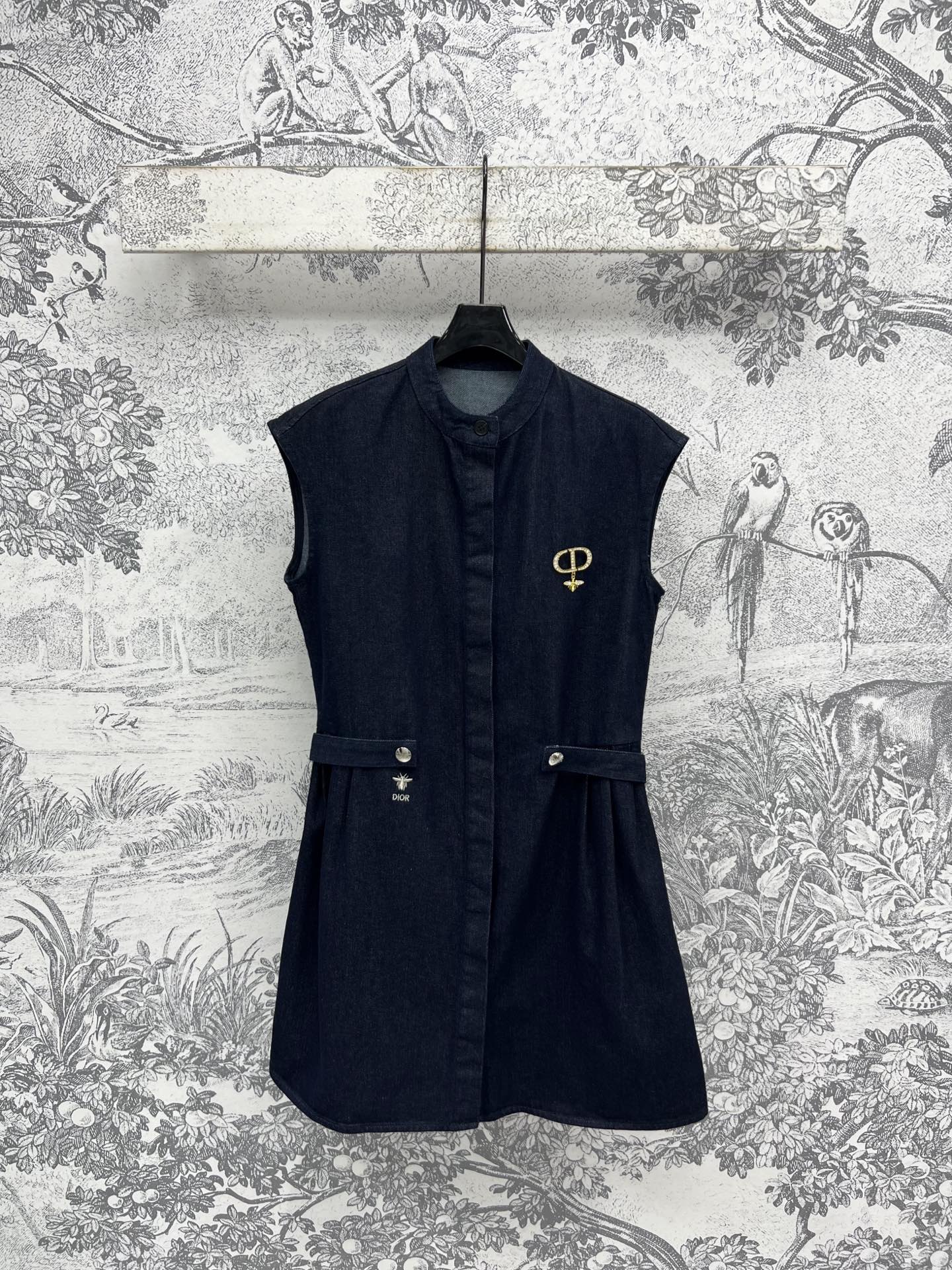 NO:333217,D Home 25 Spring and Summer New Sleeveless Denim Dress Custom CD Brooch Decoration Three-dimensional slim cut in one second upper body to make you look slim Retro dark blue denim fabric Undeformed and comfortable. Skirt body pleated design. Patch belt highlights the waist. Full of details. Three-code one color SML,,dior, skirts,brooch, breastpin,alexander wang19860909D家 25春夏新款 无袖牛仔连衣裙 定制CD胸针装饰 立体修身裁剪一秒上身显瘦 复古深蓝色牛仔面料 不变形舒适感超赞 裙身压褶设计 搭片腰带凸显腰身 细节感满满 一色三码 SML,,dior,skirts,brooch，breastpin,alexander wang,Women's clothing