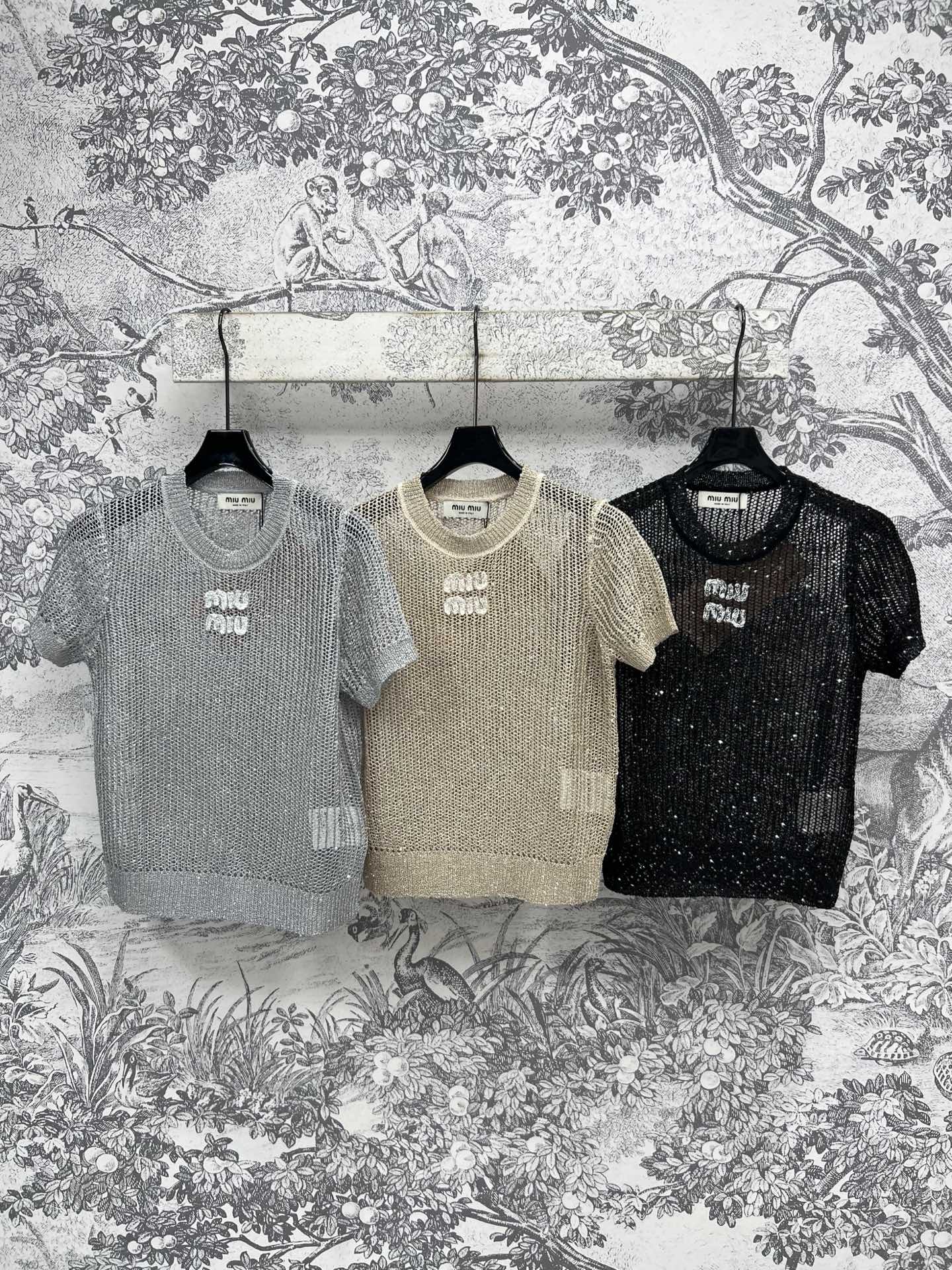 NO:333223,Miu 25 spring and summer new style, sequined hollow knitted short-sleeved shirt, shiny hollow design, full of tricks, little sexy, small slings, small suspenders, no need to worry about exposure, hollow patterns are elegant and generous, exquisite craftsmanship and luxurious taste, upper body temperament and fashionable, three colors and three codes SML,,miumiu, T-shirt,alexander wang19860909Miu 25春夏新款 亮片镂空针织短袖衫 亮晶晶镂空设计小心机满满 若隐若现的小性感 内搭小吊带不用担心走光哦 镂空花纹优雅又大方 工艺精湛满满奢华的味道 上身气质又时髦 三色三码 SML,,miumiu,T-shirt,alexander wang,Women's clothing