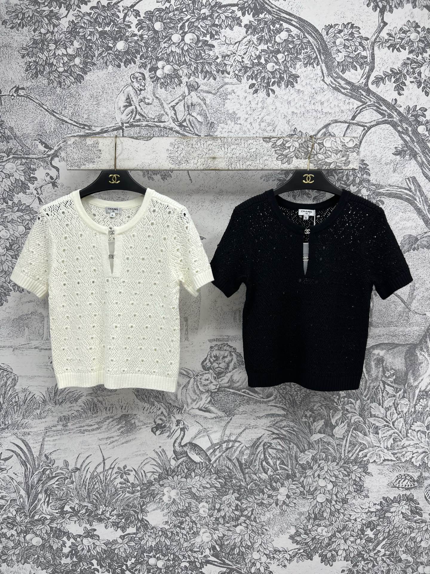 NO:333226,Xiaoxiangfeng 25 spring and summer new style, round neck hollow knitted short-sleeved shirt, hollow body knitted delicate patterns on the upper body, exquisite and exquisite. Custom logo buckle decoration to create fashionable and comfortable items, easy upper body get gentle and elegant age-reducing girlish two colors and three codes SML, T-shirt, alexander wang19860909小香风 25春夏新款 圆领镂空针织短袖衫 衣身镂空编织细节细腻的花纹上身 精致感绝了 定制logo搭扣装饰 打造时髦舒适单品 上身轻松get温柔优雅的减龄少女感两色三码 SML,,T-shirt,alexander wang,Women's clothing