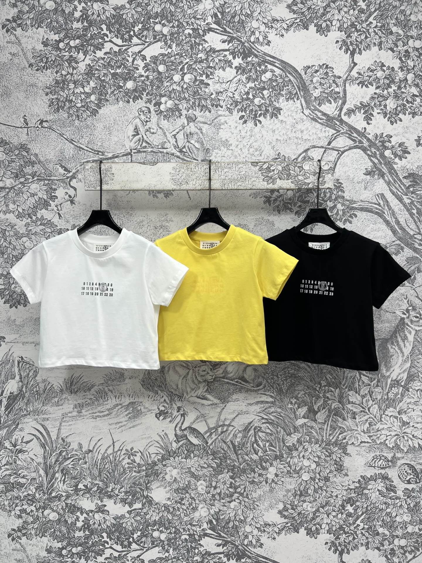 NO:333232,New spring and summer models, digital logo printed short short-sleeved T-shirts, simple solid colors to create a fresh and versatile and fashionable item, digital logo printed on the chest embellishes, highlighting the brand's charm, loose body, casual and casual. Short style, easy to divide the body proportions, just match with a skirt, look very good. Fashionable and age-reducing and girlish. Three colors and three codes SML, skirts, T-shirt, tees, t-shirt, alexander wang19860909春夏新款 数字logo印花短款短袖T恤 简约纯色打造清新百搭时髦单品 胸前数字Logo印花图案点缀 彰显品牌魅力宽松的衣身休闲随性 短款版型上身轻松分割身材比例随便搭配一个半裙就很好看 时髦减龄又少女 三色三码 SML,,skirts,T-shirt,tees，t-shirt,alexander wang,Women's clothing