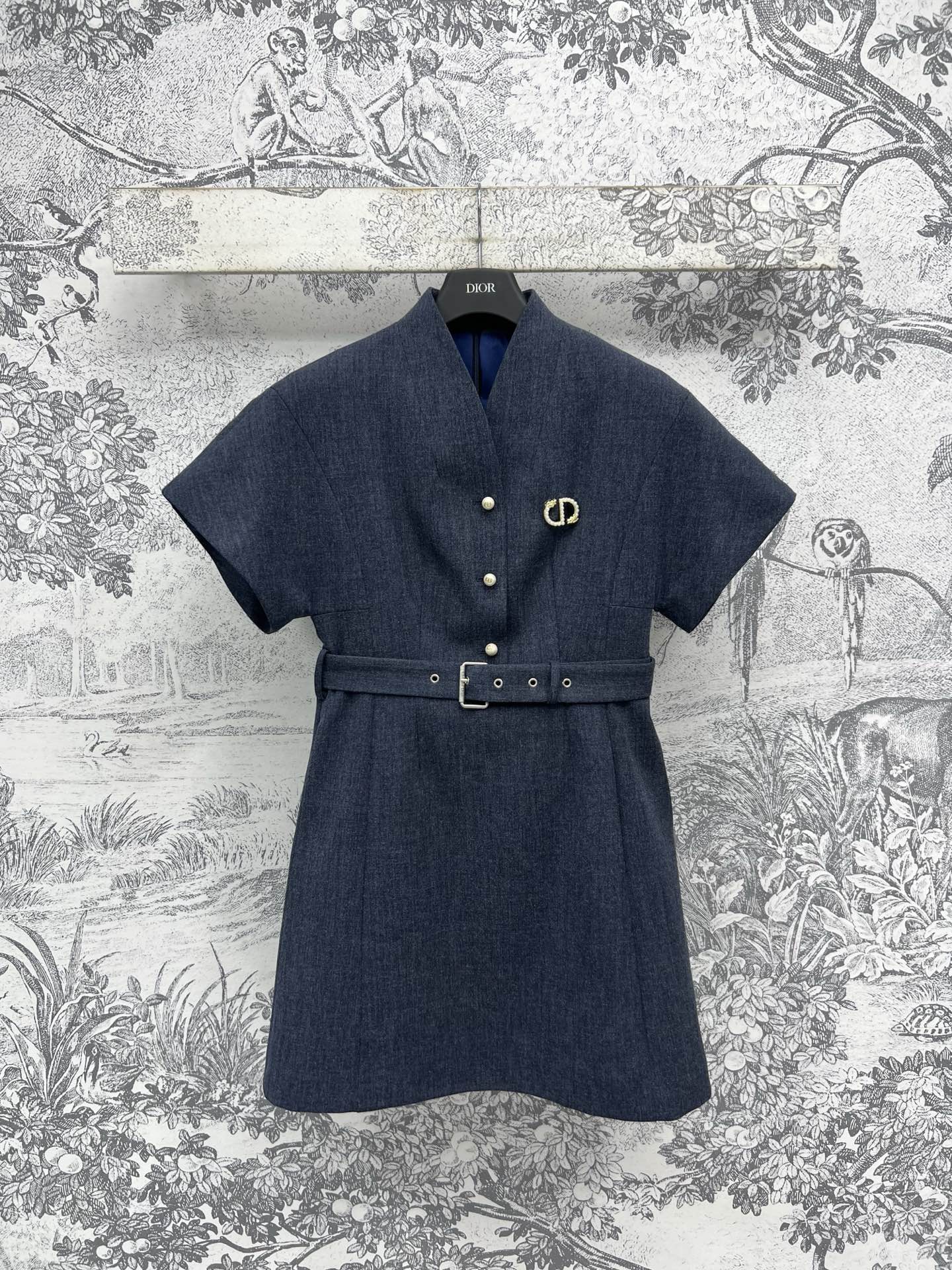 NO:333235,D Home 25 Spring and Summer New Denim Short-sleeved Dress Cross-neck Rotary Sleeve Dress Waist Lace-up Design Dividing body proportions Visually showing long legs and taller Delivery embellishment logo brooch Decoration Elegant and elegant Summer Dating and shopping is a good choice for three-code SML, dior, skirts, T-shirt, brooch, breastpin, alexander wang19860909D家 25春夏新款 牛仔短袖连衣裙 交领落肩袖连衣裙 腰间系带收腰设计 划分身材比列 视觉上显腿长显高 配送点缀logo胸针装饰 优雅又有气质 夏日约会逛街都是不错的选择 一色三码 SML,,dior,skirts,T-shirt,brooch，breastpin,alexander wang,Women's clothing
