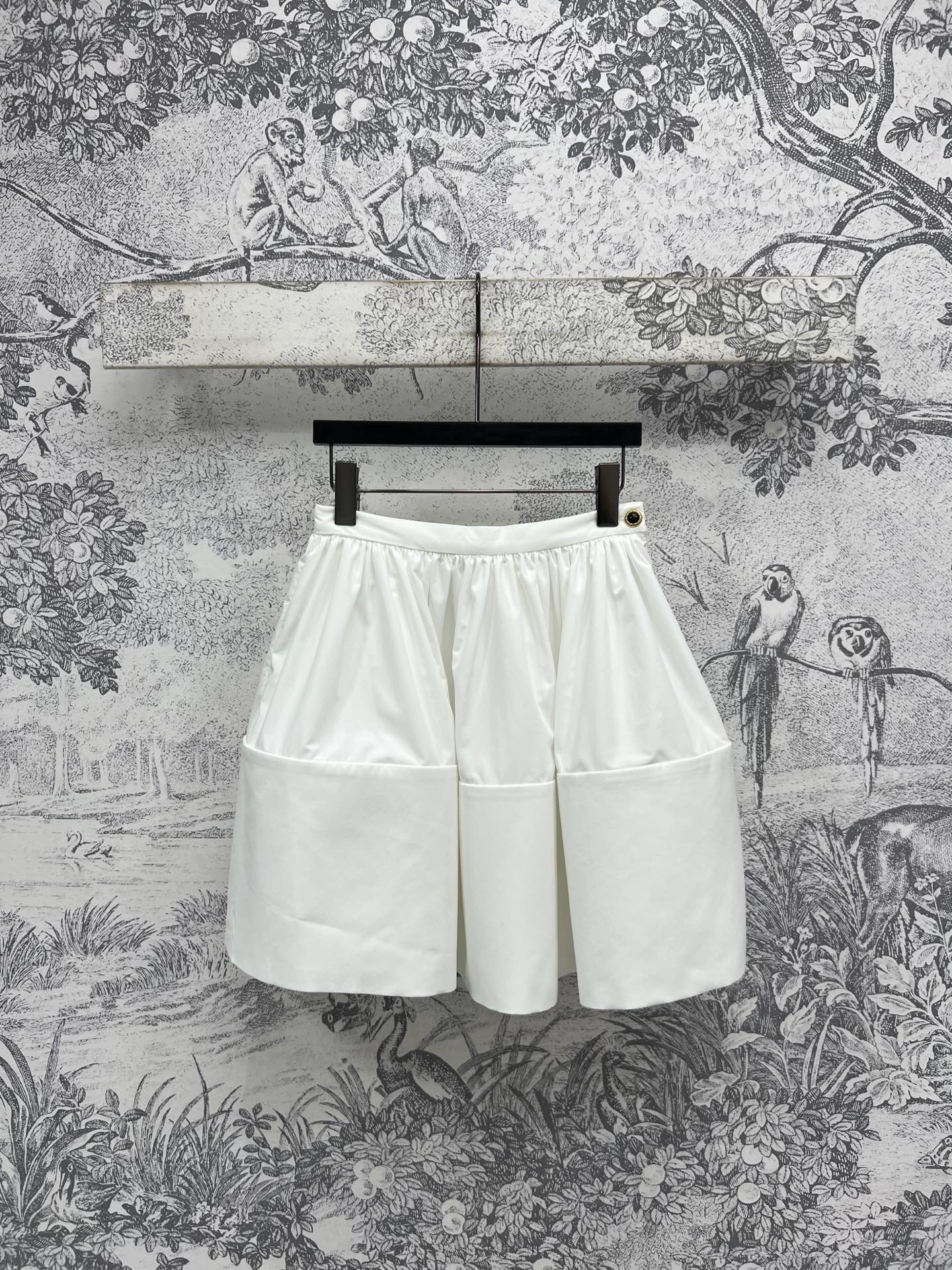 NO:333241,New spring and summer style, three-dimensional flower bud short skirt, high-waisted A-line style, super slim, fashionable and high-end, three-dimensional flower bud design, very in place, fashionable and beautiful, the upper body is more refined and fashionable, easy to divide the body proportions and reduce age and make you feel young, versatile and unmatched fashion items, two colors and three codes, SML, skirts, alexander wang19860909春夏新款 立体花苞短裙 高腰A字版型超级显瘦 时髦又高级 立体花苞设计 非常到位 时髦洋气又好看 上身更为精致洋气 轻松分割身材比例又可以减龄显年轻感 百搭不出错的时尚单品 两色三码 SML,,skirts,alexander wang,Women's clothing