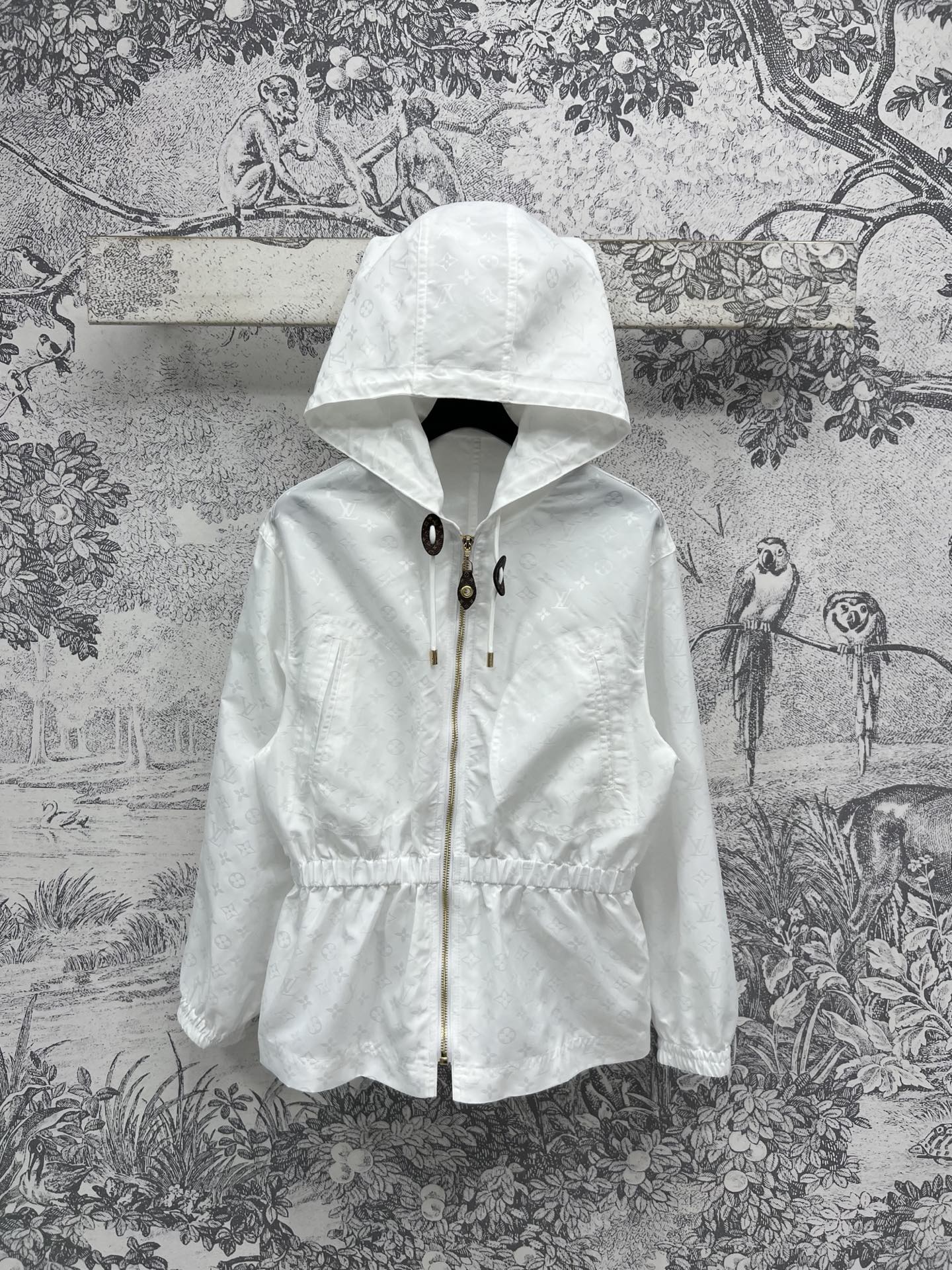 NO:333249,L's new spring and summer 25 dark pattern presbyterian hooded waist jacket classic dark pattern logo print simple yet fashionable, white and slim and cool and handsome waist elastic design trendy and cool and practical hooded silhouette cut loose and comfortable not picky, sports and leisure essential fashionable items one color three codes SML,,louis vuitton,jackets & coats,hats,alexander wang19860909L家 25春夏新款 暗纹老花连帽收腰外套 经典暗纹logo印花 简约又不失时尚感 显白显瘦又酷帅 腰间松紧收腰设计 潮酷又实穿 连帽廓形剪裁 宽松舒适不挑人 运动休闲必备时髦单品 一色三码 SML,,louis vuitton,jackets & coats,hats,alexander wang,Women's clothing