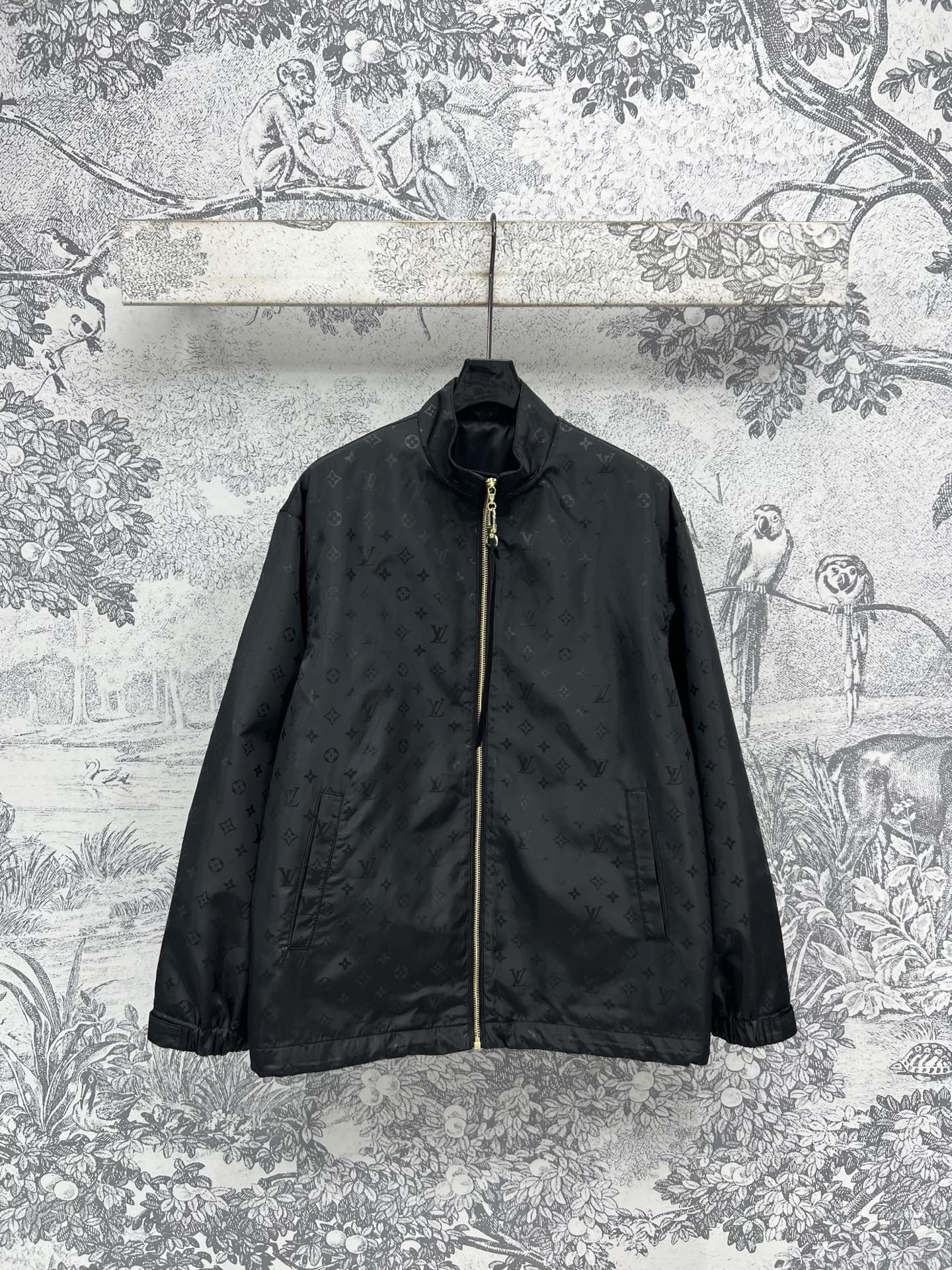 NO:333253,L family 25 spring and summer new style, dark pattern presbyterian stand-up collar jacket, boyfriend-style jacket, handsome and two-temperature, stand-up collar zipper jacket, very versatile and slim, simple and retro and fashionable, customized dark pattern presbyterian fabric, low-key luxury logo without losing its fashion sense, handsome and stylish upper body, one color three-code SML,,louis vuitton, jackets & coats, jackets & coats, alexander wang19860909L家 25春夏新款 暗纹老花立领夹克外套 男友风的外套 帅气又有二气质 立领拉链外套 版型非常百搭显瘦 简单又复古时髦 定制的暗纹老花面料 低调奢华logo又不失时尚感 上身帅气又有型 一色三码 SML,,louis vuitton,jackets & coats,jackets & coats,alexander wang,Women's clothing