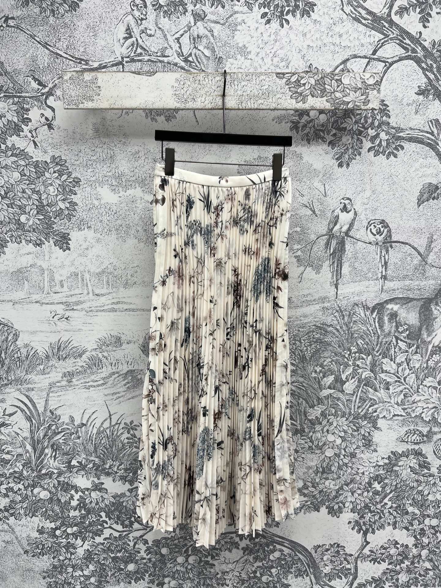 NO:333257,D Home 25 Spring and Summer New Style Retro Floral Printed Pleated Skirt Full of Printed Floral Printed Embellishment Full of High-end Feelings Create an eye-catching visual effect High-waisted A-line pleated skirt The upper body shows a sense of proportion High-temperature fixed pleated pleats With a flowing wavy pattern A series of simple and high-end matching The upper body can be salty or sweet, and it doesn’t pick on the body in one color and three codes SML, dior, skirts, alexander wang19860909D家 25春夏新款 复古花卉印花百褶半身裙 满印花卉印花点缀 高级感满满 打造吸睛视觉效果 高腰a字褶裙摆 上身超显比例感 高温定型压褶皱 自带飘逸感的波浪纹 一系列搭配简约高级 上身可盐可甜 不挑身材一色三码 SML,,dior,skirts,alexander wang,Women's clothing