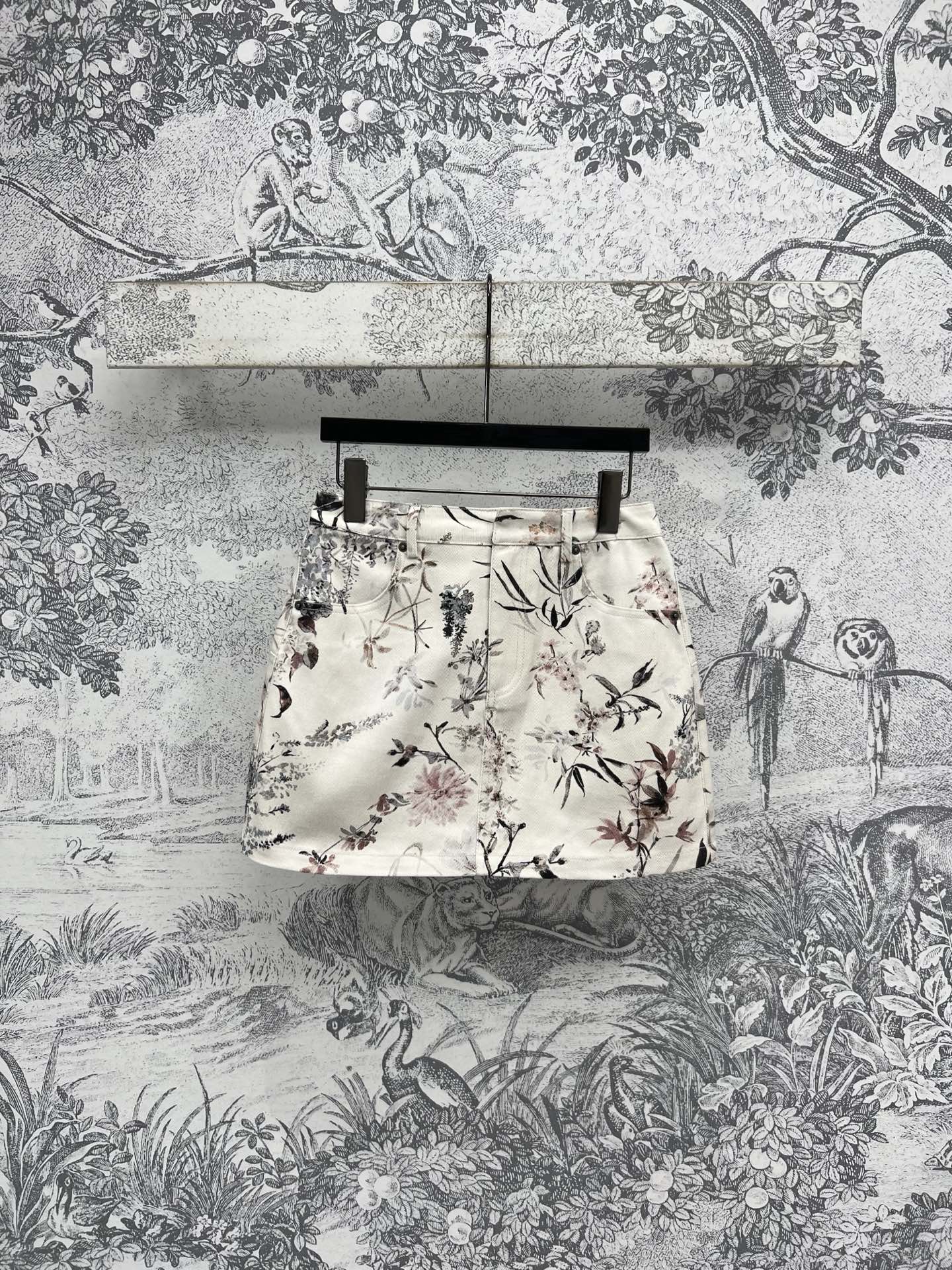 NO:333246,D Home 25 Spring and Summer New Retro Floral Print Denim Series High-waisted Short Skirt Full of Print Floral Printing Embellishment Full of Premium Feelings Old Craft Design Original Customized Hardware Buttons Imported Denim Fabric Excellent Texture Classic and Darling Fashionable and Versatile Series Matching Simple and High-end Body Can Salt or Sweet, No Picking Body One Color Three Codes SML, Dior, Skirts, Alexander Wang19860909D家 25春夏新款 复古花卉印花牛仔系列 高腰包臀短裙满印花卉印花点缀 高级感满满 做旧工艺设计原版定制五金纽扣 进口的牛仔面料质感超赞 经典耐看时髦百搭 一系列搭配简约高级 上身可盐可甜 不挑身材一色三码 SML,,dior,skirts,alexander wang,Women's clothing