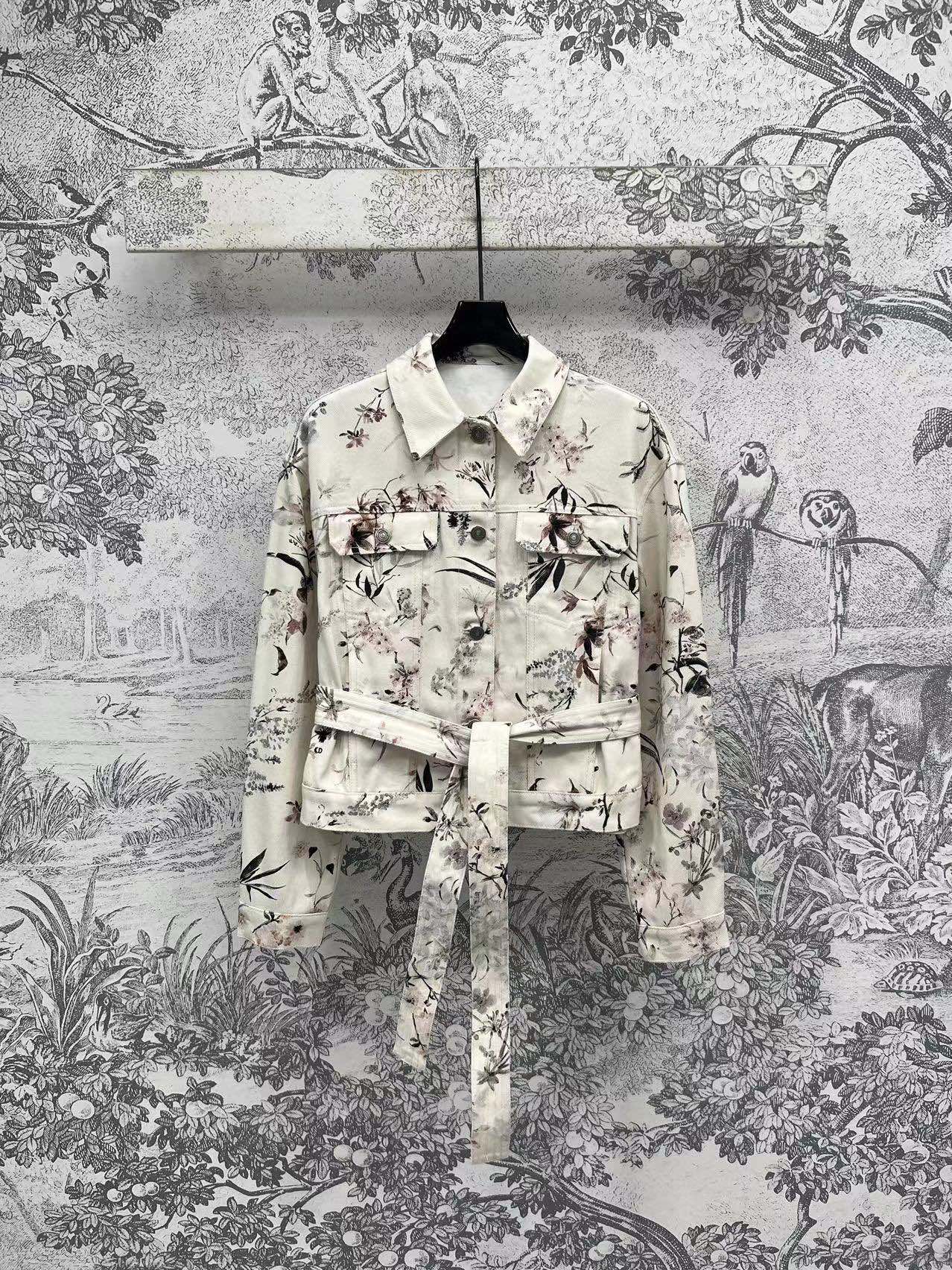 NO:333261,D Home 25 Spring and Summer New Vintage Floral Print Denim Series Lapel Lace Lapel Jacket Full Print Floral Print Embellishment Full of Premium Sense, Old Craft Design Original Customized Hardware Buttons Imported Denim Fabric Excellent Texture Classic and Darling Fashionable and Versatile Series Matching Simple and High-end Body Can Salt or Sweet, No Picking Body One Color Three Codes SML, Dior, Jackets & Coats, Jackets & Coats, Alexander Wang19860909D家 25春夏新款 复古花卉印花牛仔系列 翻领系带夹克外套 满印花卉印花点缀 高级感满满 做旧工艺设计原版定制五金纽扣 进口的牛仔面料质感超赞 经典耐看时髦百搭 一系列搭配简约高级 上身可盐可甜 不挑身材一色三码 SML,,dior,jackets & coats,jackets & coats,alexander wang,Women's clothing
