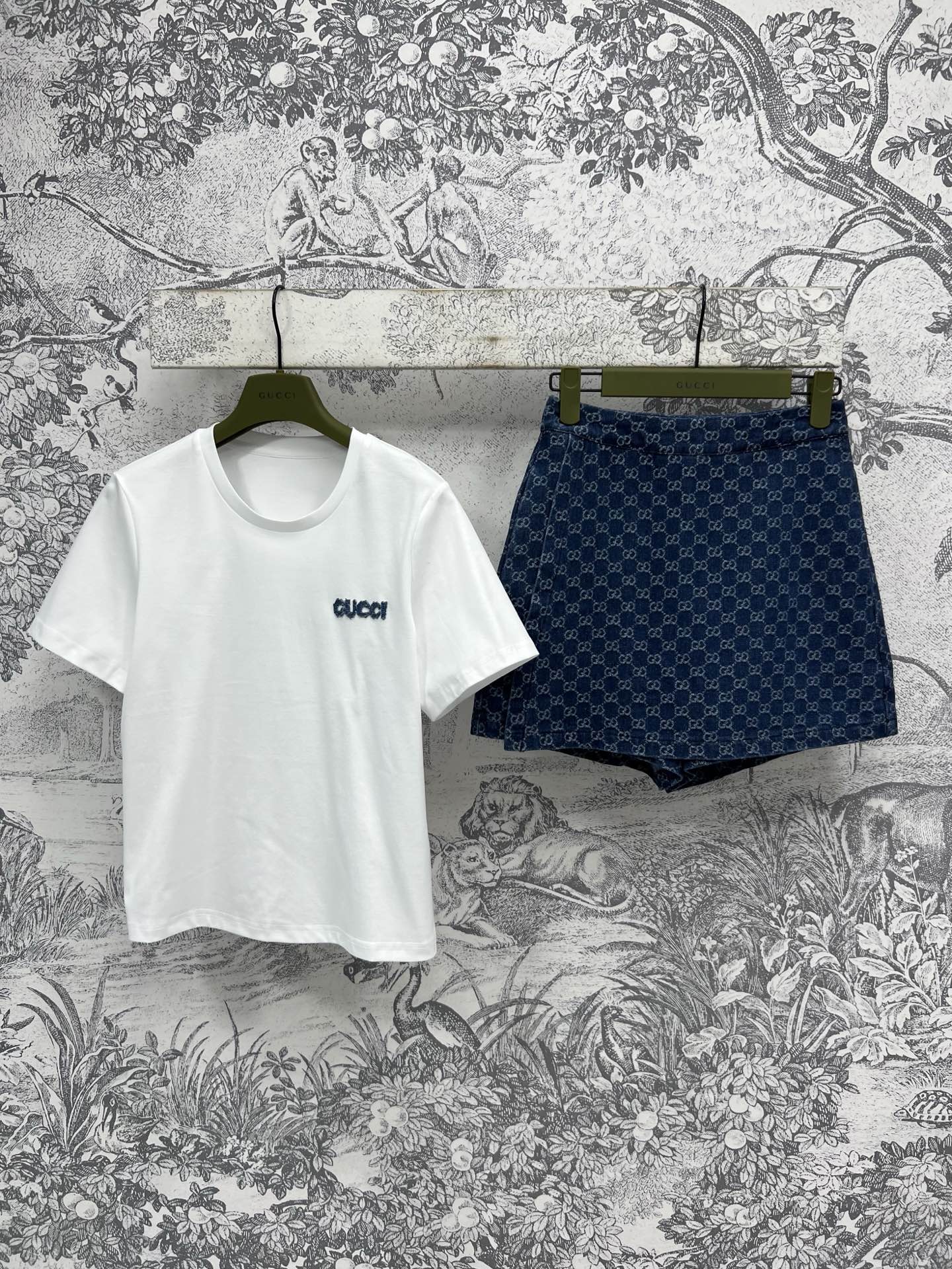 NO:333379,G Home 25 Spring and Summer New Style Double C Jacquard Denim Pants Skirt   Embroidered Logo Short-sleeved T-shirt High-waisted Stylish upper body makes long legs Customized high-weave organic pure cotton denim fabric Soft and delicate texture The essential spring and summer must-have overall fashionable and high-end, can be controlled by any body shape One color Three codes SML, gucci, skirts, T-shirt, tees, t-shirt, alexander wang19860909G家 25春夏新款 双C提花牛仔搭片裤裙 刺绣logo短袖T恤 高腰版型设计 上身超显大长腿 定制高织数有机纯棉牛仔面料 质感柔软细腻 春夏必备款整体时髦又高级 任何身形都可驾驭 一色三码 SML,,gucci,skirts,T-shirt,tees，t-shirt,alexander wang,Women's clothing