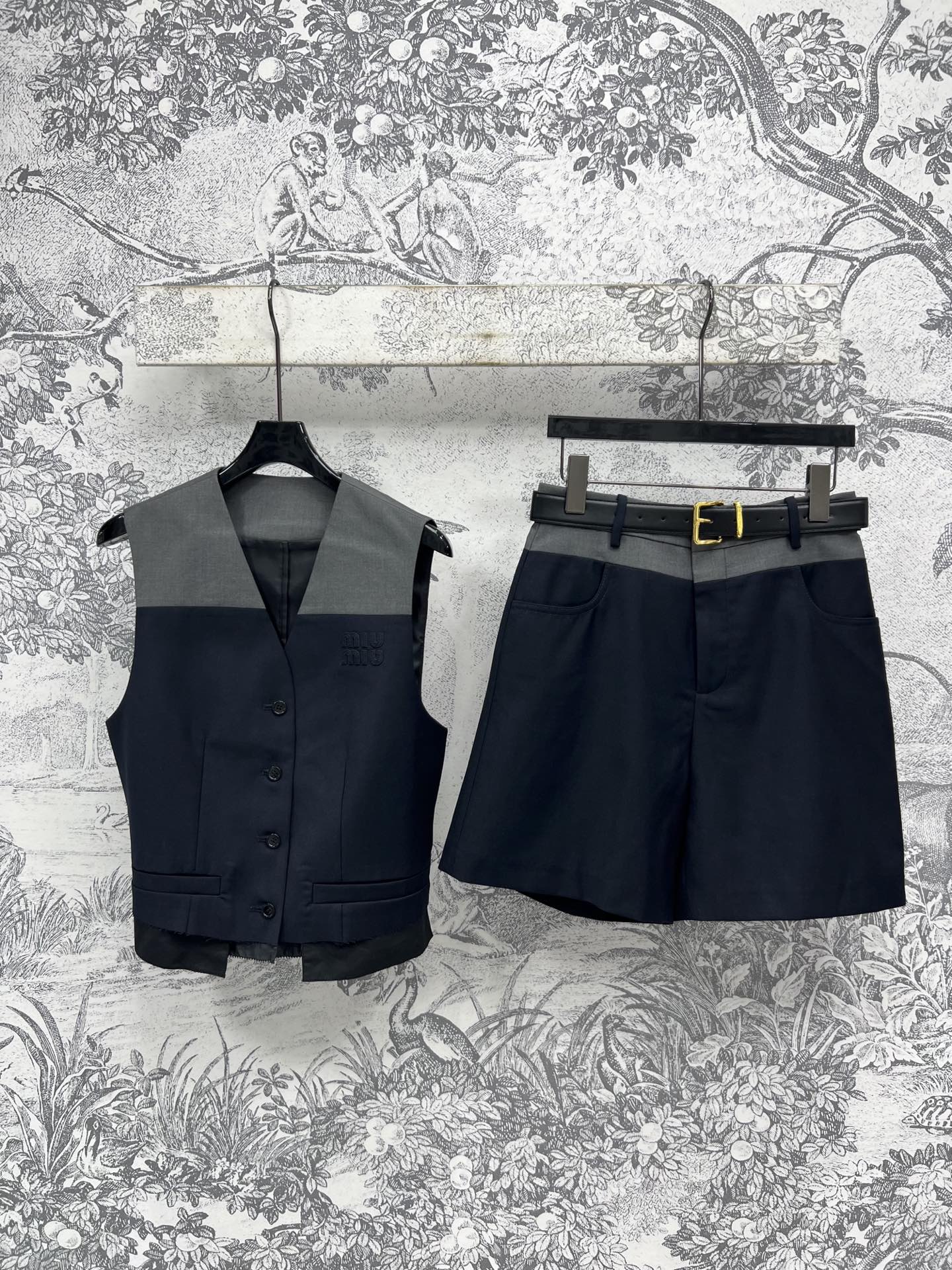 NO:333385,Miu 25 spring and summer new style, color-blocking vest   color-blocking high-waist shorts, a must-have for wearable all year round, classic embroidery logo embellishment, simple and atmospheric, a set of upper body aura, capable and handsome, can be used for important occasions for commuting to work, one color, three codes SML,,miumiu, shorts, alexander wang19860909Miu 25春夏新款 拼色马甲 拼色高腰短裤 一年四季可穿时髦必备 经典刺绣logo点缀 简约大气 一套上身气场全开 干练帅气 上班通勤重要场合都可 一色三码 SML,,miumiu,shorts,alexander wang,Women's clothing