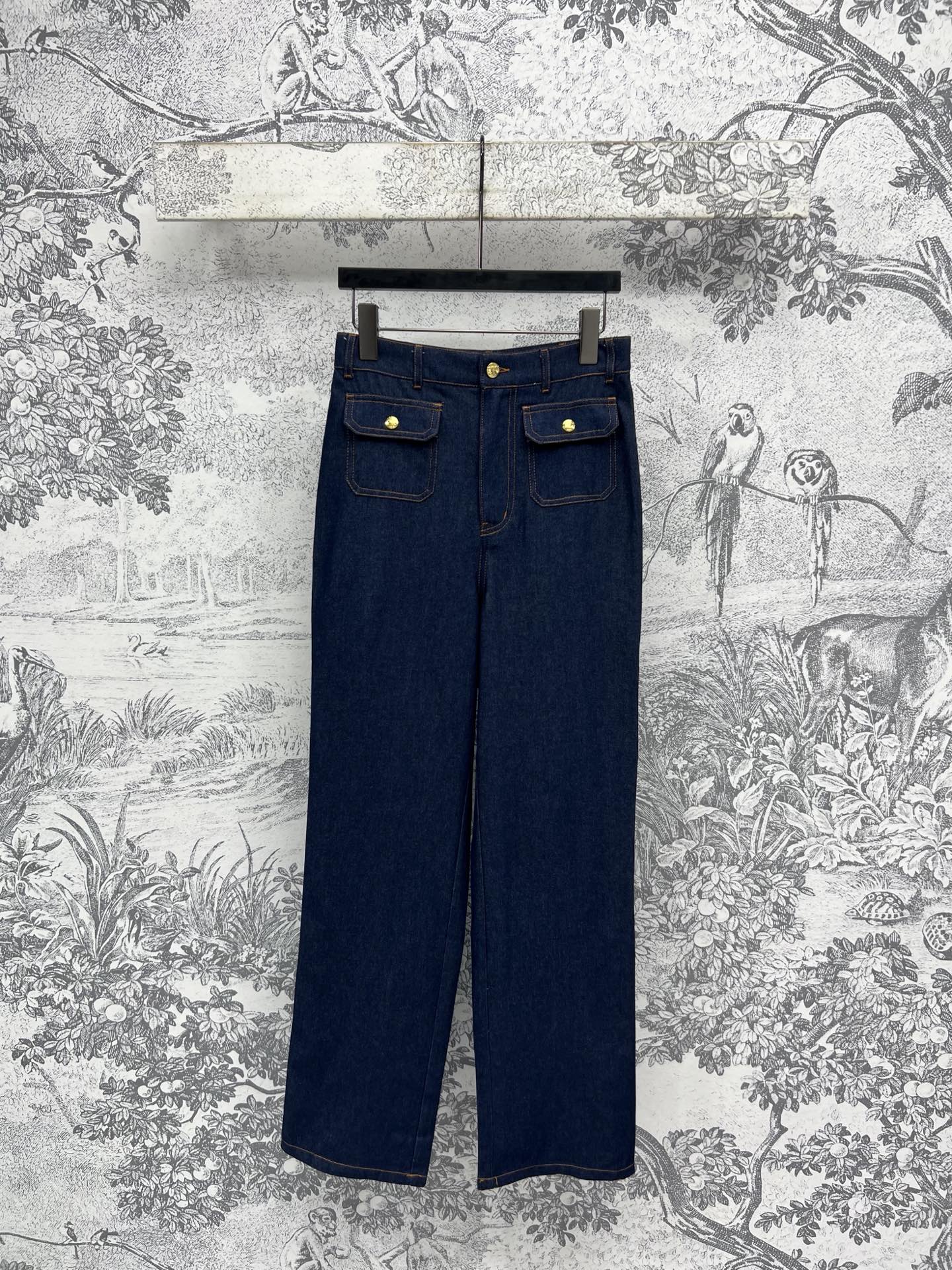 NO:333391,CE Home 25 Spring and Summer New Dark Blue Denim Series Lapel vest jacket   suspender dress   short skirt   trousers Recommended counter hot products Xiaohongshu Huo Huo The old retro denim color is very high-end Customized logo gold buckle decoration Simple yet individual Three-dimensional slim cut and slim look. Matched with short skirts and trousers, all fashionable and full of color and three-digit SML, skirts, jackets & coats, alexander wang19860909CE家 25春夏新款 深蓝色牛仔系列 翻领马甲外套 吊带连衣裙 短裙 长裤 专柜爆款推荐 小红书巨火 做旧复古的牛仔颜色很高级 定制logo金扣装饰 简单又不失个性 立体修身裁剪巨显瘦 搭配短裙 长裤 都时髦感满分一色三码 SML,,skirts,jackets & coats,alexander wang,Women's clothing