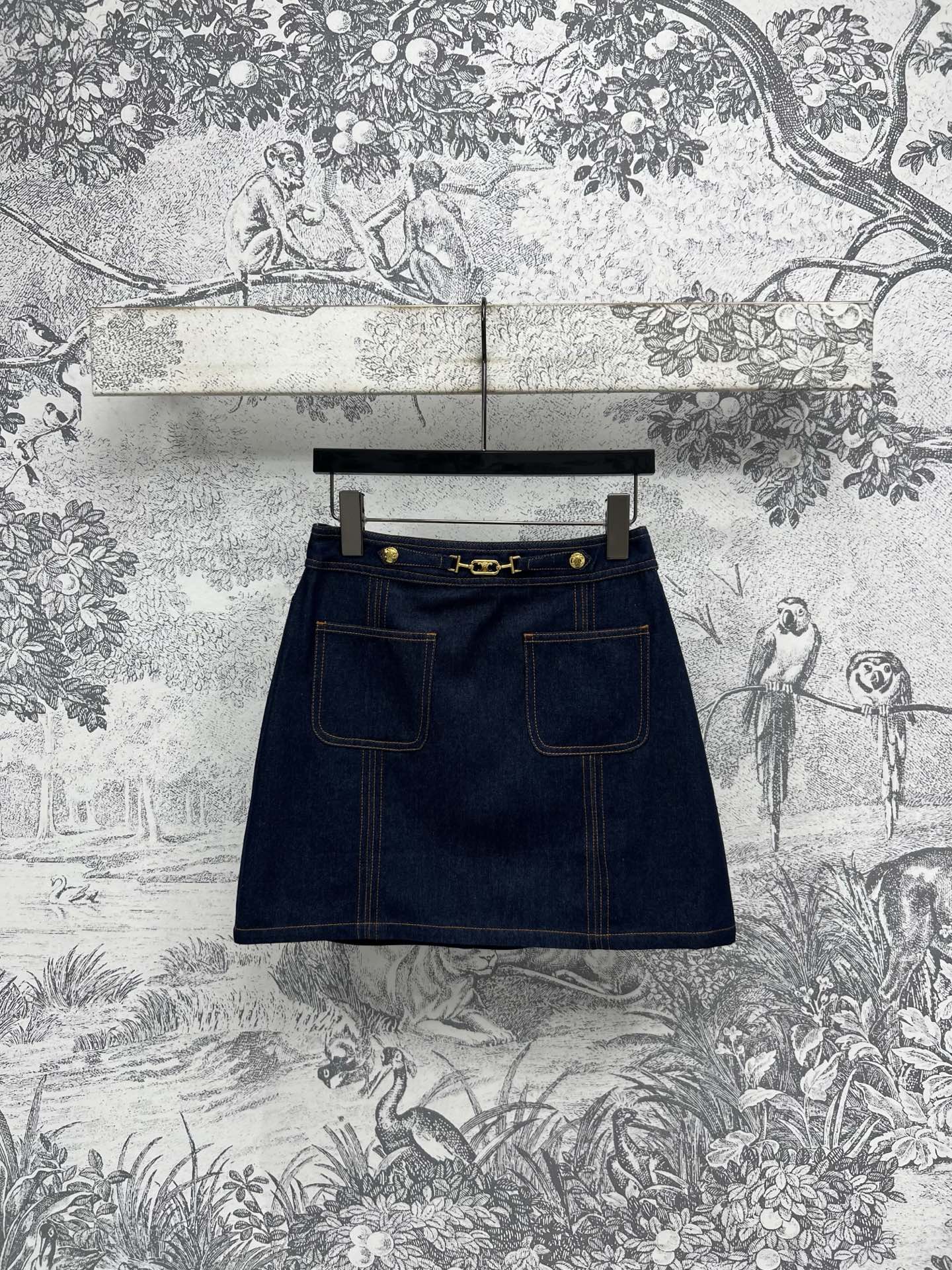 NO:333380,CE Home 25 Spring and Summer New Dark Blue Denim Series Lapel vest jacket   suspender dress   short skirt   trousers Recommended counter hot products Xiaohongshu Huo Huo The old retro denim color is very high-end Customized logo gold buckle decoration Simple yet individual Three-dimensional slim cut and slim look. Matched with short skirts and trousers, all fashionable and full of color and three-digit SML, skirts, jackets & coats, alexander wang19860909CE家 25春夏新款 深蓝色牛仔系列 翻领马甲外套 吊带连衣裙 短裙 长裤 专柜爆款推荐 小红书巨火 做旧复古的牛仔颜色很高级 定制logo金扣装饰 简单又不失个性 立体修身裁剪巨显瘦 搭配短裙 长裤 都时髦感满分一色三码 SML,,skirts,jackets & coats,alexander wang,Women's clothing