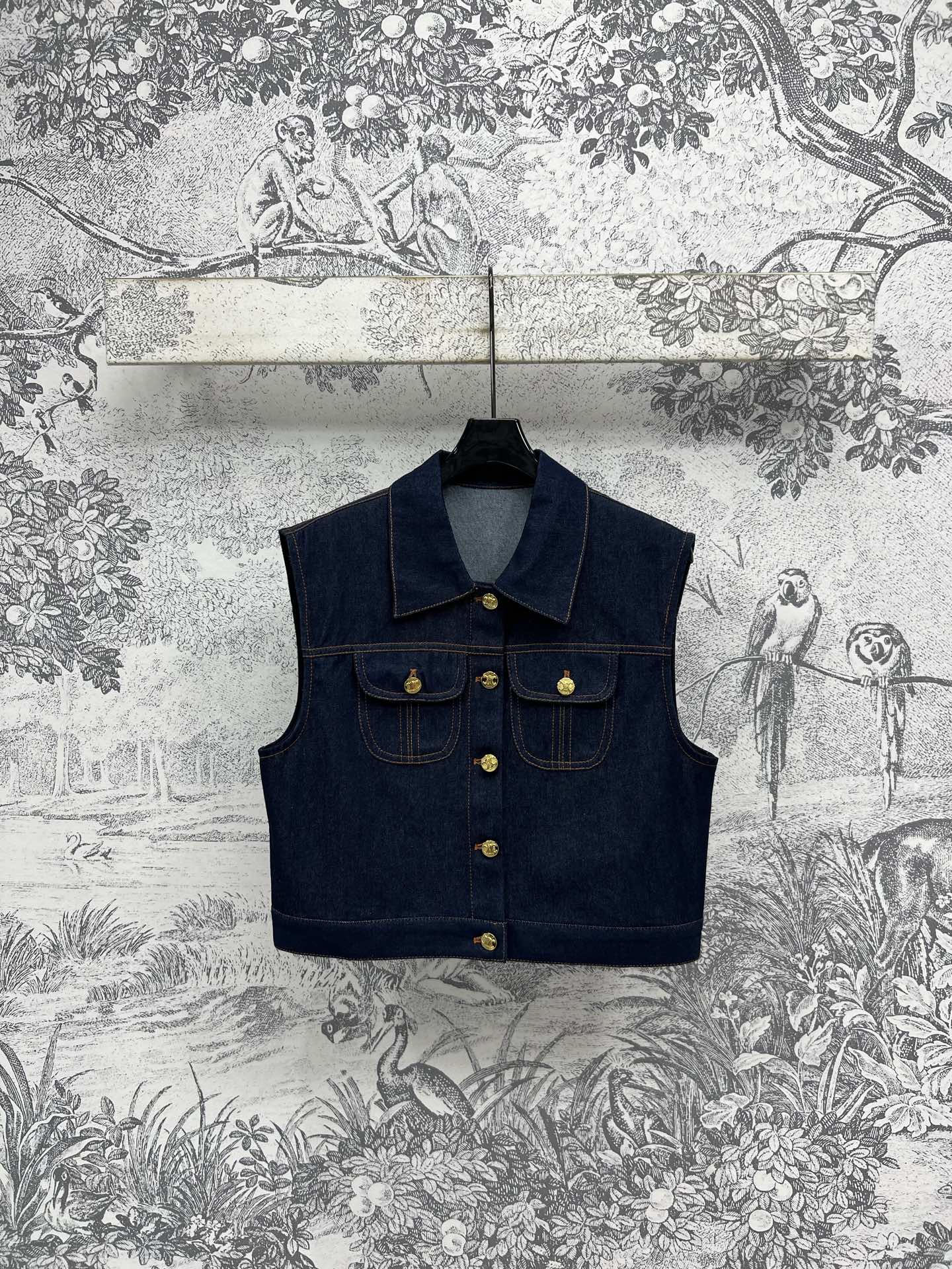 NO:333374,CE Home 25 Spring and Summer New Dark Blue Denim Series Lapel vest jacket   suspender dress   short skirt   trousers Recommended counter hot products Xiaohongshu Huo Huo The old retro denim color is very high-end Customized logo gold buckle decoration Simple yet individual Three-dimensional slim cut and slim look. Matched with short skirts and trousers, all fashionable and full of color and three-digit SML, skirts, jackets & coats, alexander wang19860909CE家 25春夏新款 深蓝色牛仔系列 翻领马甲外套 吊带连衣裙 短裙 长裤 专柜爆款推荐 小红书巨火 做旧复古的牛仔颜色很高级 定制logo金扣装饰 简单又不失个性 立体修身裁剪巨显瘦 搭配短裙 长裤 都时髦感满分一色三码 SML,,skirts,jackets & coats,alexander wang,Women's clothing