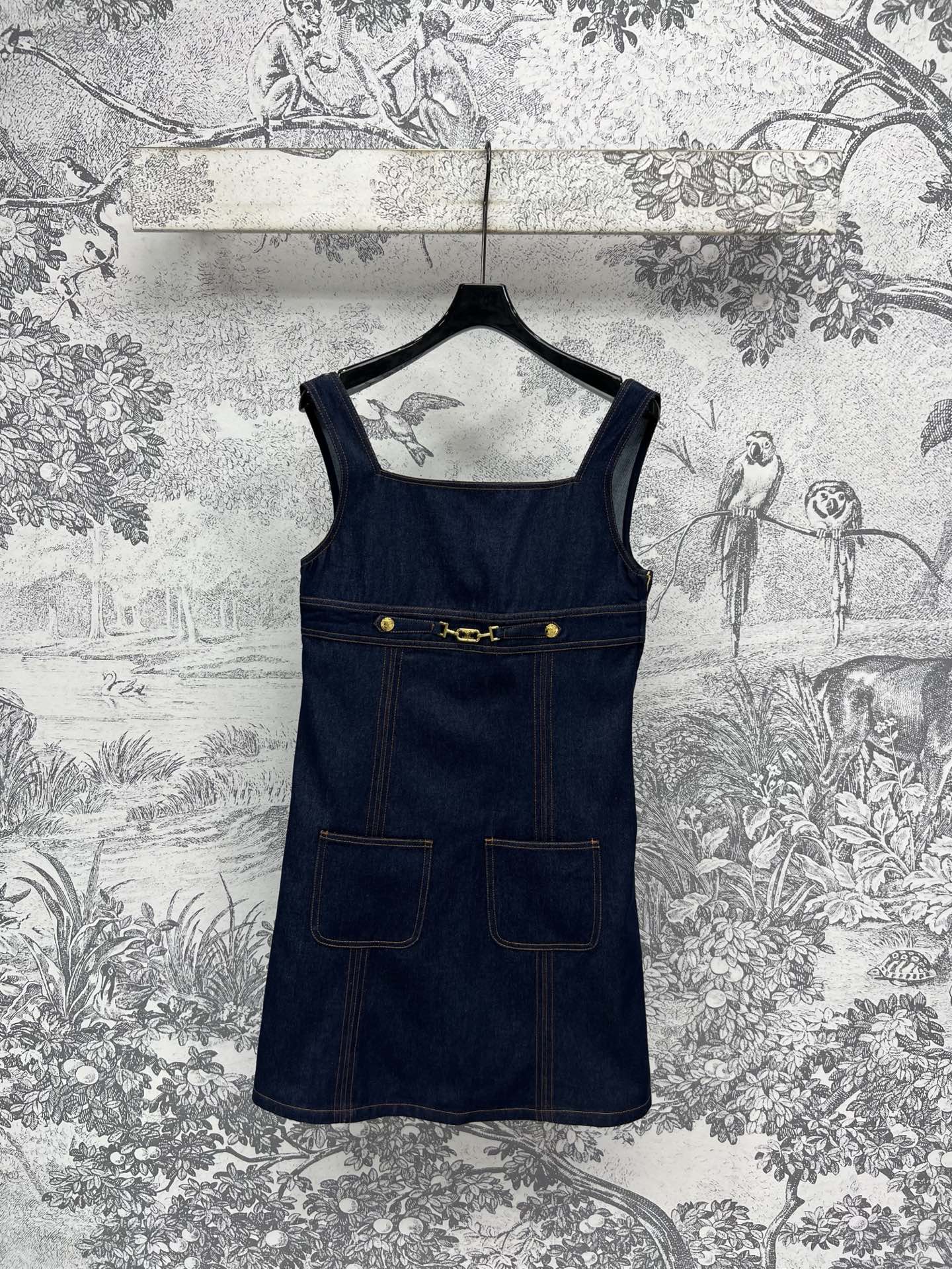 NO:333368,CE Home 25 Spring and Summer New Dark Blue Denim Series Lapel vest jacket   suspender dress   short skirt   trousers Recommended counter hot products Xiaohongshu Huo Huo The old retro denim color is very high-end Customized logo gold buckle decoration Simple yet individual Three-dimensional slim cut and slim look. Matched with short skirts and trousers, all fashionable and full of color and three-digit SML, skirts, jackets & coats, alexander wang19860909CE家 25春夏新款 深蓝色牛仔系列 翻领马甲外套 吊带连衣裙 短裙 长裤 专柜爆款推荐 小红书巨火 做旧复古的牛仔颜色很高级 定制logo金扣装饰 简单又不失个性 立体修身裁剪巨显瘦 搭配短裙 长裤 都时髦感满分一色三码 SML,,skirts,jackets & coats,alexander wang,Women's clothing