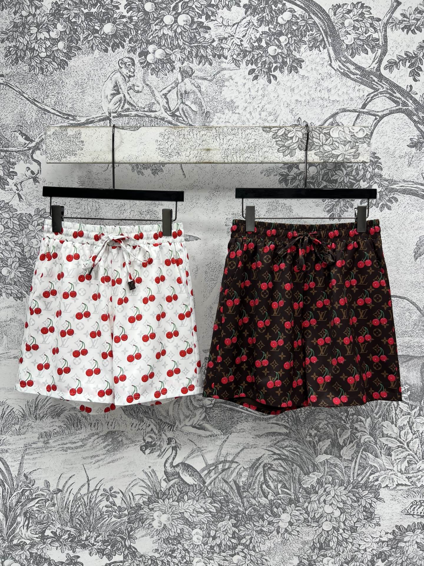 NO:333392,L family 25 spring and summer new style dark pattern presbyopia cherry print series lapel shirt   shorts   trousers The dark pattern presbyopia cherry print that never gets worn is fashionable and eye-catching, age-reducing and full of high-end feel. Small lapel loose shirt with elastic shorts or trousers can be fine. A set of upper body looks slim and fashionable. Simple and luxurious. Custom fabrics are smooth and breathable. Simple and elegant. There is no lack of highlights. Two colors and three codes. SML,,louis vuitton, shorts,shirts,alexander wang19860909L家 25春夏新款 暗纹老花樱桃印花系列 翻领衬衫 短裤 长裤 百穿不厌的暗纹老花樱桃印花时髦吸睛 减龄又高级感满满 小翻领宽松衬衫搭配松紧短裤或长裤都行 一套上身显瘦又时髦 简约又不失奢华感 定制面料质感顺滑透气 简约大气不缺少亮点 两色三码 SML,,louis vuitton,shorts,shirts,alexander wang,Women's clothing