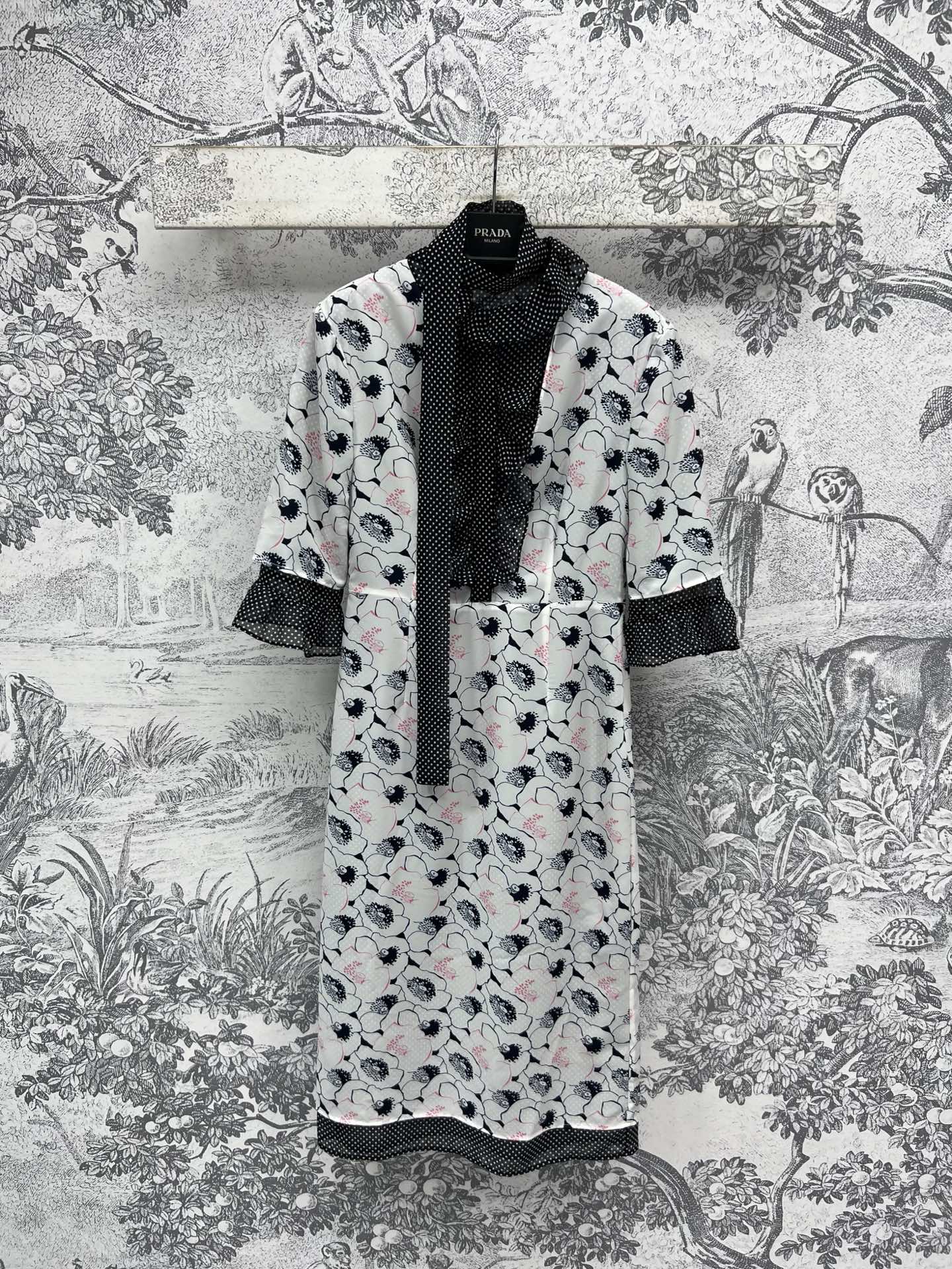 NO:333375,PD Home 25 Spring and Summer New Style Fake Two-Piece Printed Short Sleeve Dress Streamer Decoration Polka dots and lace collar floral dresses with a refreshing sense and elegant style. Polka dots and floral splicing echoes the beauty of romantic first love. It is also suitable for going on vacation. The fabric is light and flowing and breathable. One color and three codes SML, dior, skirts, T-shirt, alexander wang19860909PD家 25春夏新款 假两件印花短袖连衣裙 飘带装饰 波点荷叶花边领碎花连衣裙 自带减龄感和优雅范 波点和碎花拼接相呼应有种浪漫初恋的美好 穿去度假也很适合 面料轻薄飘逸透气 一色三码 SML,,dior,skirts,T-shirt,alexander wang,Women's clothing