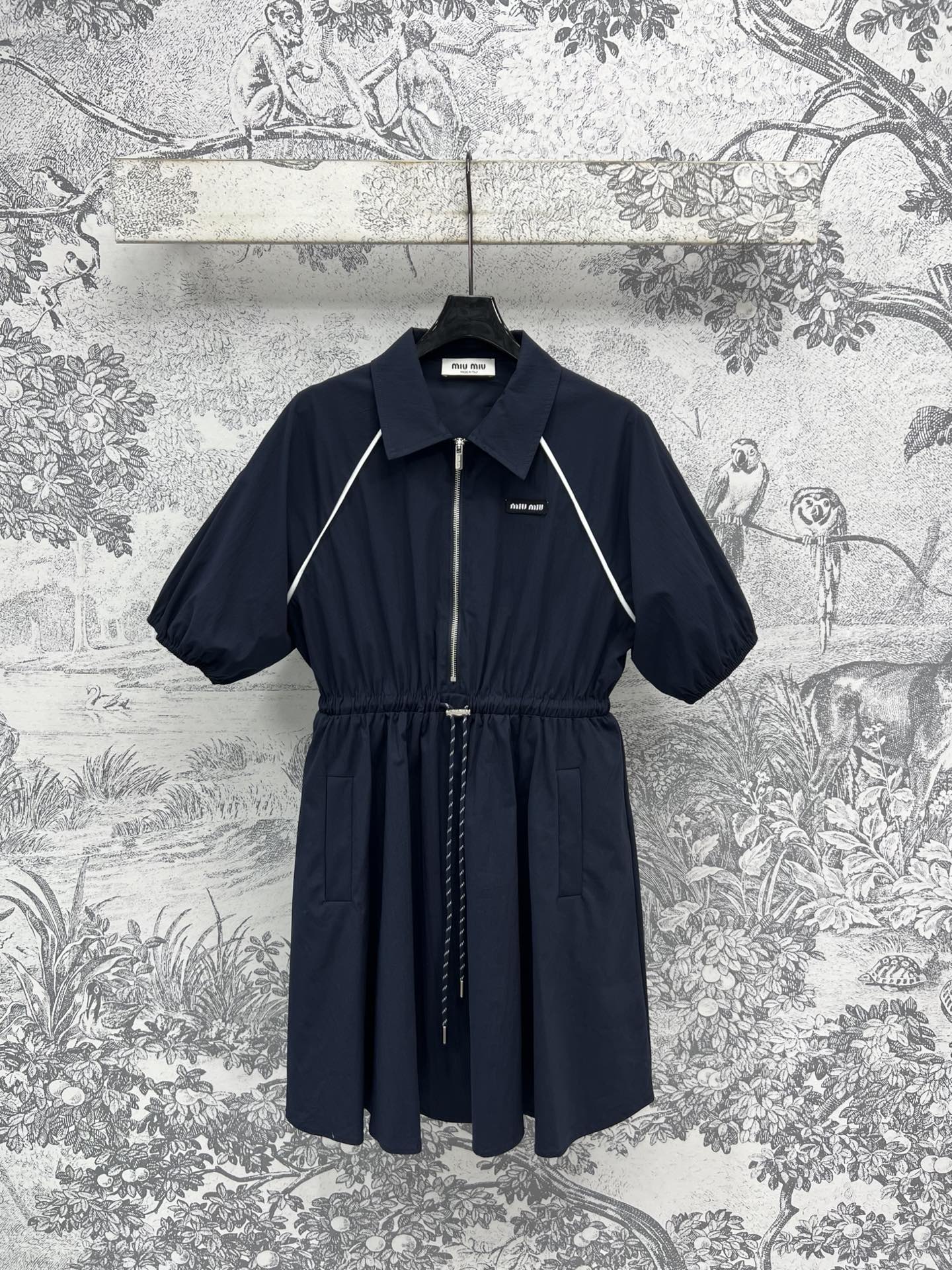 NO:333381,Miu 25 spring and summer new style, lapel drawstring waist-hugging dress, full of dark blue, waist-home drawstring waist-hugging perfectly lengthens the legs, the upper body looks very long, age-reducing and cool, casual and loose style, comfortable and fashionable, double-side contrasting colored edge embellishment, upper body can be salty or sweet, it is OK for dates and trips, one color three sizes SML,,miumiu, skirts,alexander wang19860909Miu 25春夏新款 翻领抽绳收腰连衣裙 深蓝色高级感满满 腰间抽绳收腰完美拉长腿部比例 上身超显大长腿 减龄又酷帅 休闲宽松的版型上身舒适又时髦 双侧撞色包边点缀修饰 上身可盐可甜 约会出街都很OK 一色三码 SML,,miumiu,skirts,alexander wang,Women's clothing