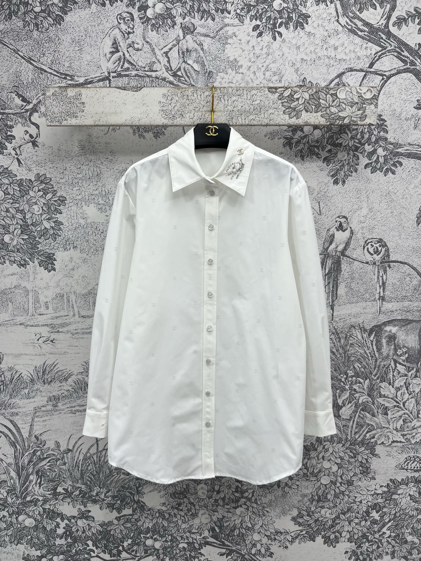 NO:333393,Xiaoxiang style 25 spring and summer new logo print beads decorative lapel long shirt Custom printed logo fabric is high-quality and textured, comfortable and casual upper body, not picky at all, can be easily controlled by any body shape, embroidered beads decorative small lapel, capable and handsome, long loose style, upper body temperament reduces age and fashionable, good-looking whether it is single or external, one color three-code SML,,shirts,alexander wang19860909小香风 25春夏新款 logo印花珠片装饰翻领长款衬衫 定制满印logo面料高级有质感 上身舒适随性完全不挑身材 任何身型都能轻松驾驭 刺绣珠片花朵装饰小翻领 干练帅气 长款宽松版型 上身气质减龄又洋气 无论是单穿或者是外搭都好看 一色三码 SML,,shirts,alexander wang,Women's clothing