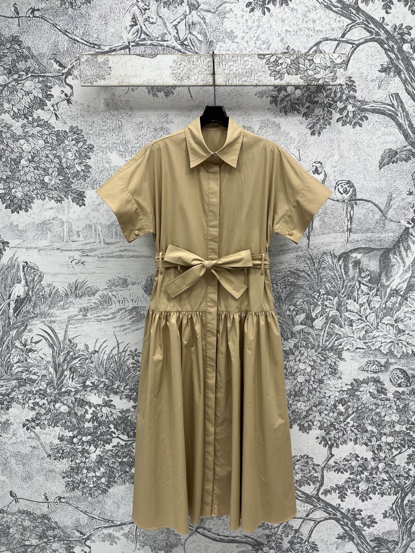 NO:334068,New spring and summer style, long lapel shirt-style dress, lace-up waist-hugging, well-behaved college style, pleated skirt hem splicing shirt-style design, very elegant and clean temperament, exquisite small lapel, simple design of skirt that is not picky about people, but wears elegant lady style, commuting and dates are very good, three colors and three codes, SML, skirts, shirts, alexander wang19860909春夏新款 翻领衬衫式长款连衣裙 系带收腰乖巧学院风 打褶裙摆拼接衬衫式设计 非常优雅洁净的气质 精致小翻领 属于不挑人的裙子简约设计 却穿出优雅的淑女风 通勤约会都很不错 三色三码 SML,,skirts,shirts,alexander wang,Women's clothing