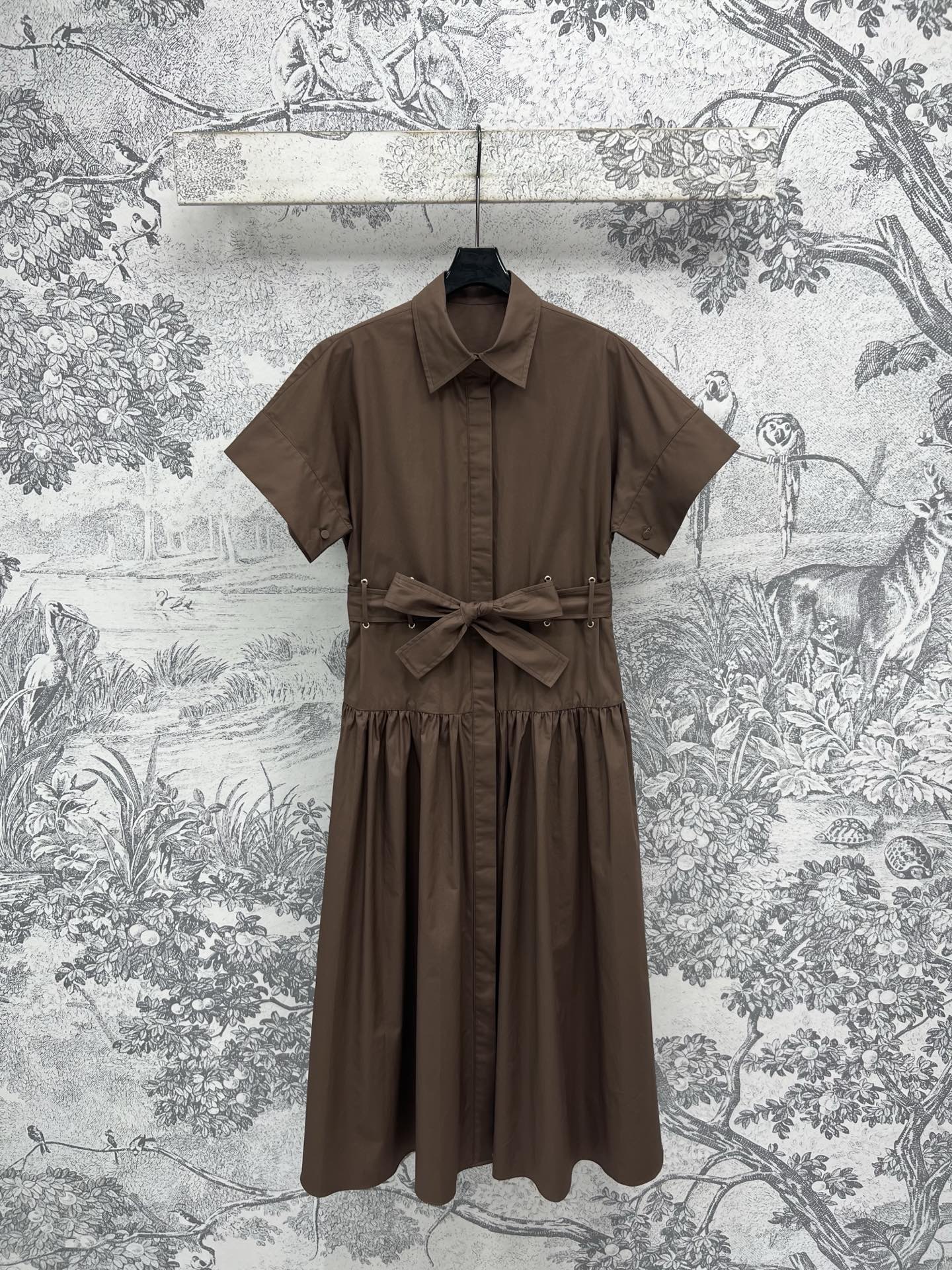 NO:334054,New spring and summer style, long lapel shirt style dress, lace-up waist-hugging, well-behaved college style, pleated skirt hem splicing shirt style design, very elegant and clean temperament, exquisite small lapel, simple design of skirt that is not picky about people, but wears elegant lady style, commuting and dates are very good, three colors and three codes, SML, skirts, shirts, alexander wang19860909春夏新款 翻领衬衫式长款连衣裙 系带收腰乖巧学院风 打褶裙摆拼接衬衫式设计 非常优雅洁净的气质 精致小翻领 属于不挑人的裙子简约设计 却穿出优雅的淑女风 通勤约会都很不错 三色三码 SML,,skirts,shirts,alexander wang,Women's clothing