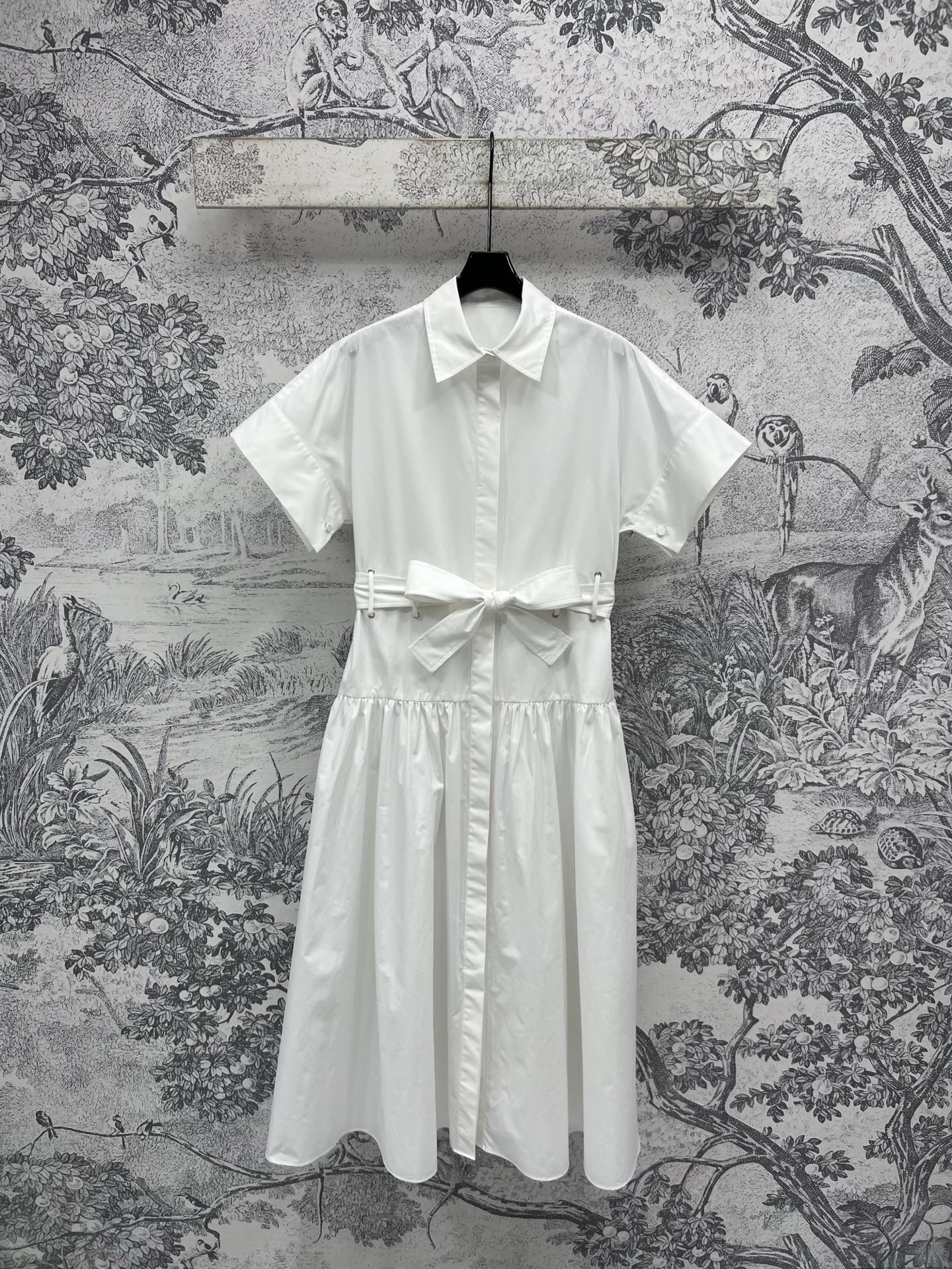 NO:334048,New spring and summer style, long lapel shirt-style dress, lace-up waist-hugging, well-behaved college style, pleated skirt hem splicing shirt-style design, very elegant and clean temperament, exquisite small lapel, simple design of skirt that is not picky about people, but wears elegant lady style, commuting and dates are very good, three colors and three codes, SML, skirts, shirts, alexander wang19860909春夏新款 翻领衬衫式长款连衣裙 系带收腰乖巧学院风 打褶裙摆拼接衬衫式设计 非常优雅洁净的气质 精致小翻领 属于不挑人的裙子简约设计 却穿出优雅的淑女风 通勤约会都很不错 三色三码 SML,,skirts,shirts,alexander wang,Women's clothing