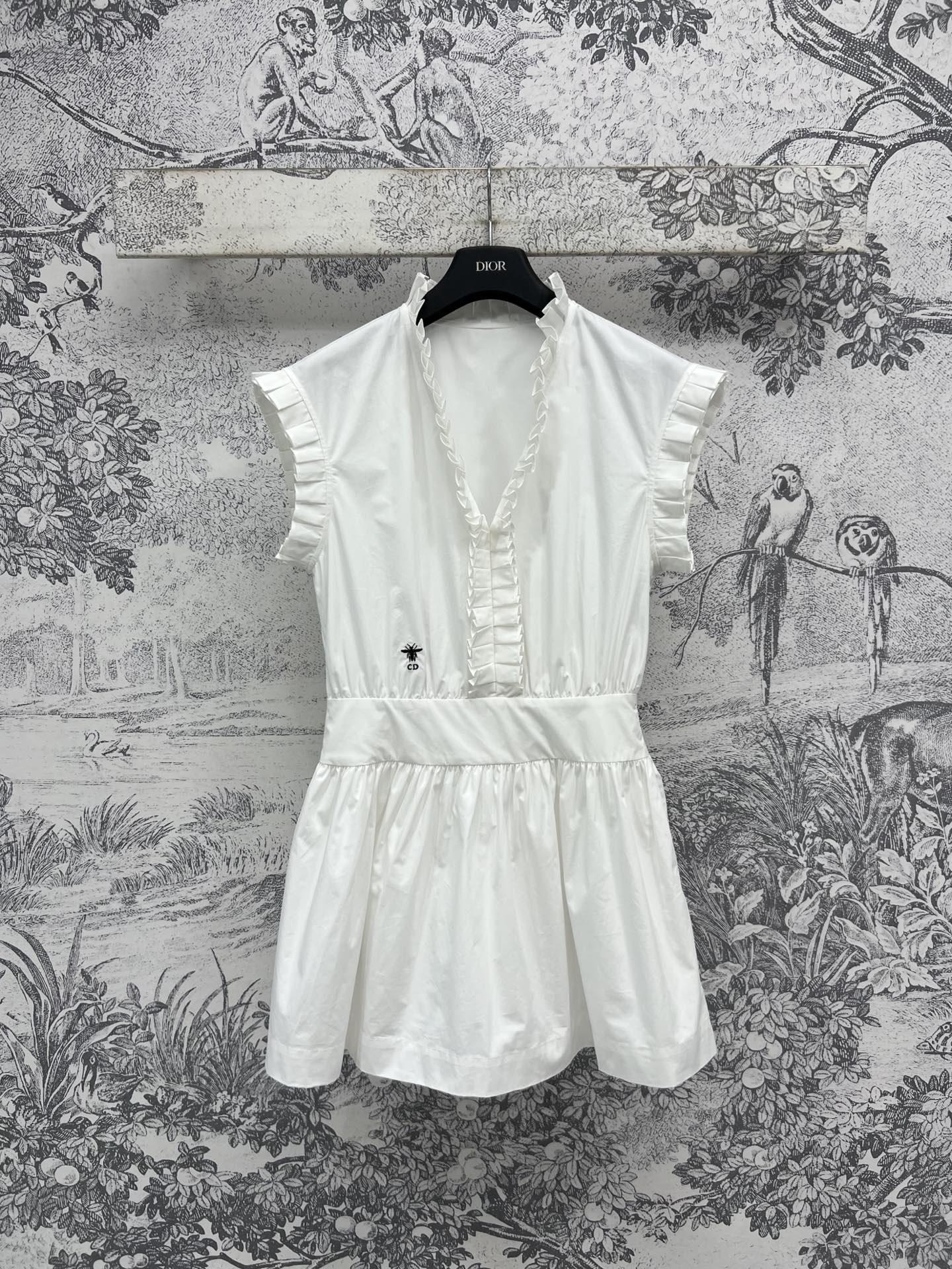 NO:334060,D Home 25 Spring and Summer New Style, Lace pleated V-neck Small Flying Sleeve Shirt, Wrinkled Ruffle Design, V-neck Slim Style, Simple and Decent Upper Body, Must-in-One High-end Products, Embroidered Little Bee Logo Embellishment, Low-key and luxurious, Elegant Temperament and Reducing Girl Style, One Color, Three Codes, SML, Dior, Alexander Wang19860909D家 25春夏新款 花边褶皱V领小飞袖衬衣 褶皱荷叶边设计 V领修身版型 上身简洁得体 日常必入高级单品 刺绣小蜜蜂logo点缀 低调奢华 气质优雅减龄少女风 一色三码 SML,,dior,alexander wang,Women's clothing