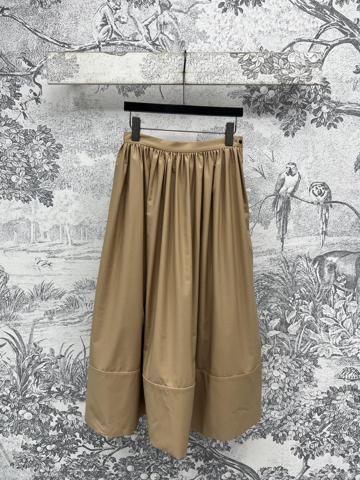 NO:334069,New spring and summer style, three-dimensional flower bud long skirt, high-waisted style, fashionable and high-end three-dimensional flower bud design, very in place, fashionable and beautiful, the upper body is more refined and fashionable, easy to divide the body proportions and reduce age and make you look young, versatile and unmatched fashion items, two colors and three codes, SML, skirts, alexander wang19860909春夏新款 立体花苞长裙 高腰版型超级显瘦 时髦又高级 立体花苞设计 非常到位 时髦洋气又好看 上身更为精致洋气 轻松分割身材比例又可以减龄显年轻感 百搭不出错的时尚单品 两色三码 SML,,skirts,alexander wang,Women's clothing