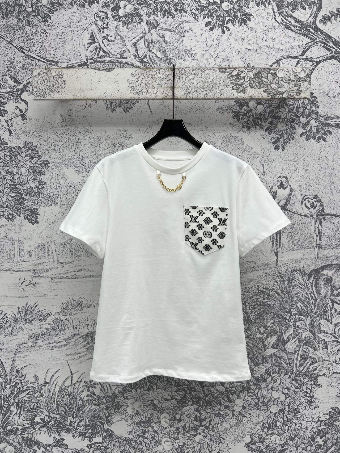 NO:334072,L Home 25 Spring and Summer New Style Old Flower Denim Pocket Short-sleeved T-shirt Simple Design is versatile and not picky. Loose style upper body is casual and casual. Old Flower Denim Pocket Blessing The upper body looks slim and clean. Pure cotton fabric. Casual street photography is very beautiful. One color and three codes SML,,louis vuitton, T-shirt,tees, t-shirt,alexander wang19860909L家 25春夏新款 老花牛仔口袋短袖T恤 简约的设计百搭不挑人 宽松版型上身休闲又随性 老花牛仔的口袋加持 上身显瘦又干净利落 纯棉面料 休闲街拍都很奈斯 一色三码 SML,,louis vuitton,T-shirt,tees，t-shirt,alexander wang,Women's clothing