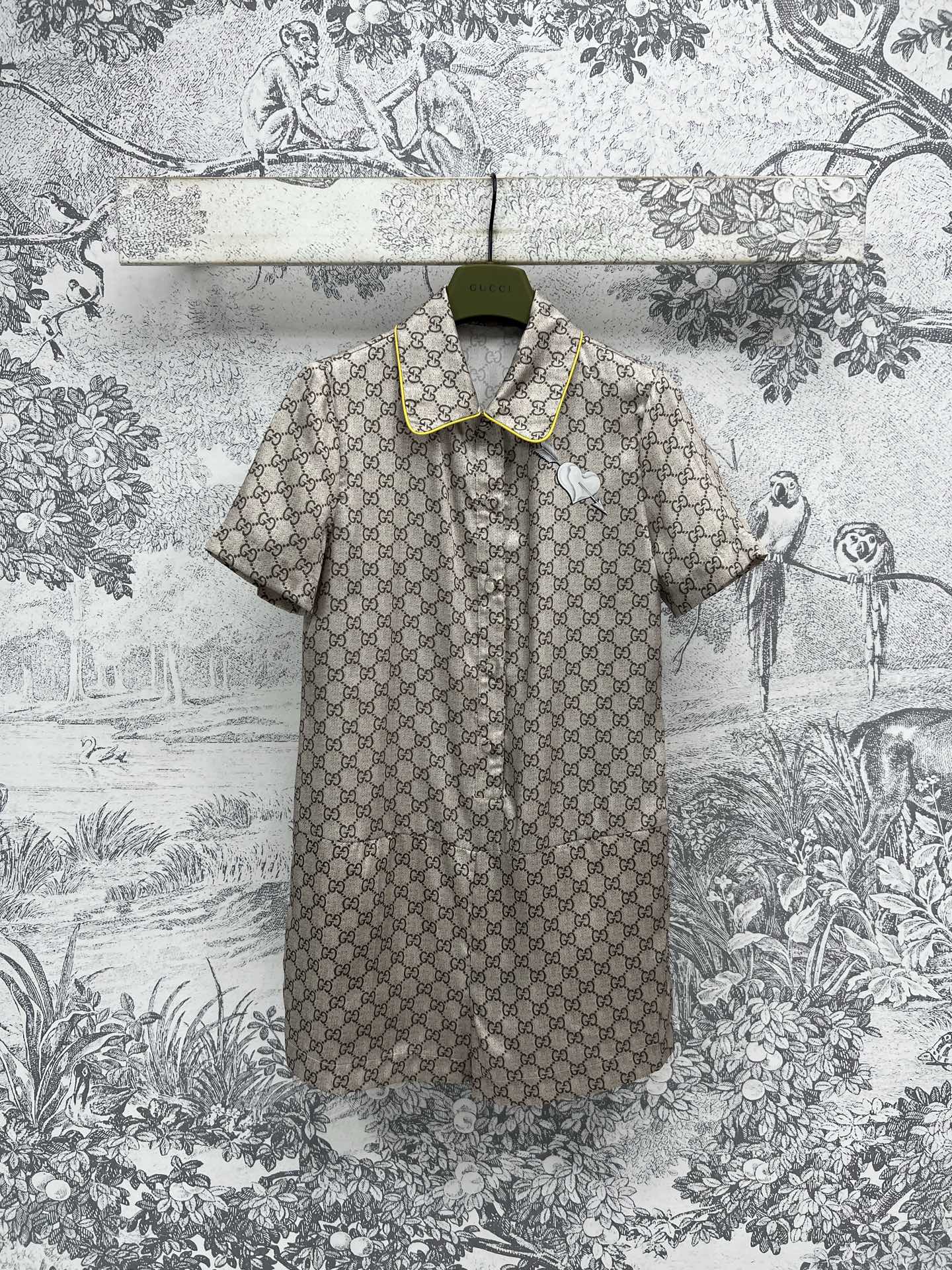 NO:334076,G Home 25 Spring and Summer New Double G Jacquard Short-sleeved Jumpsuit Classic Lapel Breasted Jumpsuit Design Retro and Fashionable Three-dimensional Cut Style Does Not Pick the Upper Body Makes Big Slim Sweet and Salt Girlish Style Original Customized GG Jacquard Fabric One Color Three SML, gucci, T-shirt, alexander wang19860909G家 25春夏新款 双G提花短袖连体裤 经典翻领排扣连体裤设计复古又时髦 立体剪裁版型不挑人上身巨显瘦 可甜可盐少女风气质 原版定制GG提花面料 一色三码 SML,,gucci,T-shirt,alexander wang,Women's clothing