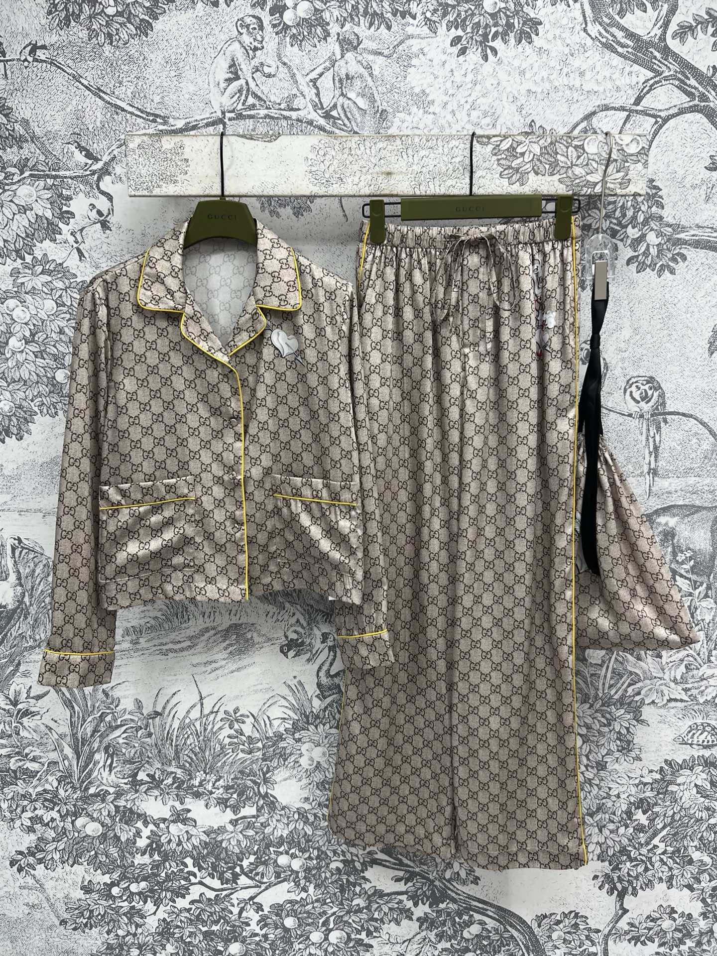 NO:334080,G Home 25 Spring and Summer New Style, Classic Double G Jacquard Set that can't resist, Small Lapel Shirt   Elastic Trousers, Super Body Shows the Body Scale, Classic Double G Jacquard Retro and Fashionable, Beautiful Stylish, Pajama Style with aura, Not Picky Style, Good-looking, One Set for Sale, Delivery Letter Packaging Bag, One Color, Three Codes, SML, Gucci, Shirts, Alexander Wang19860909G家 25春夏新款 抗拒不了的经典双G提花套装 小翻领衬衫 松紧长裤 上身超显身材比例 经典双G提花复古又时髦 花色很漂亮 自带气场的睡衣风 不挑人的版型 分开搭配也好看 一套出售 配送字母包装袋 一色三码 SML,,gucci,shirts,alexander wang,Women's clothing