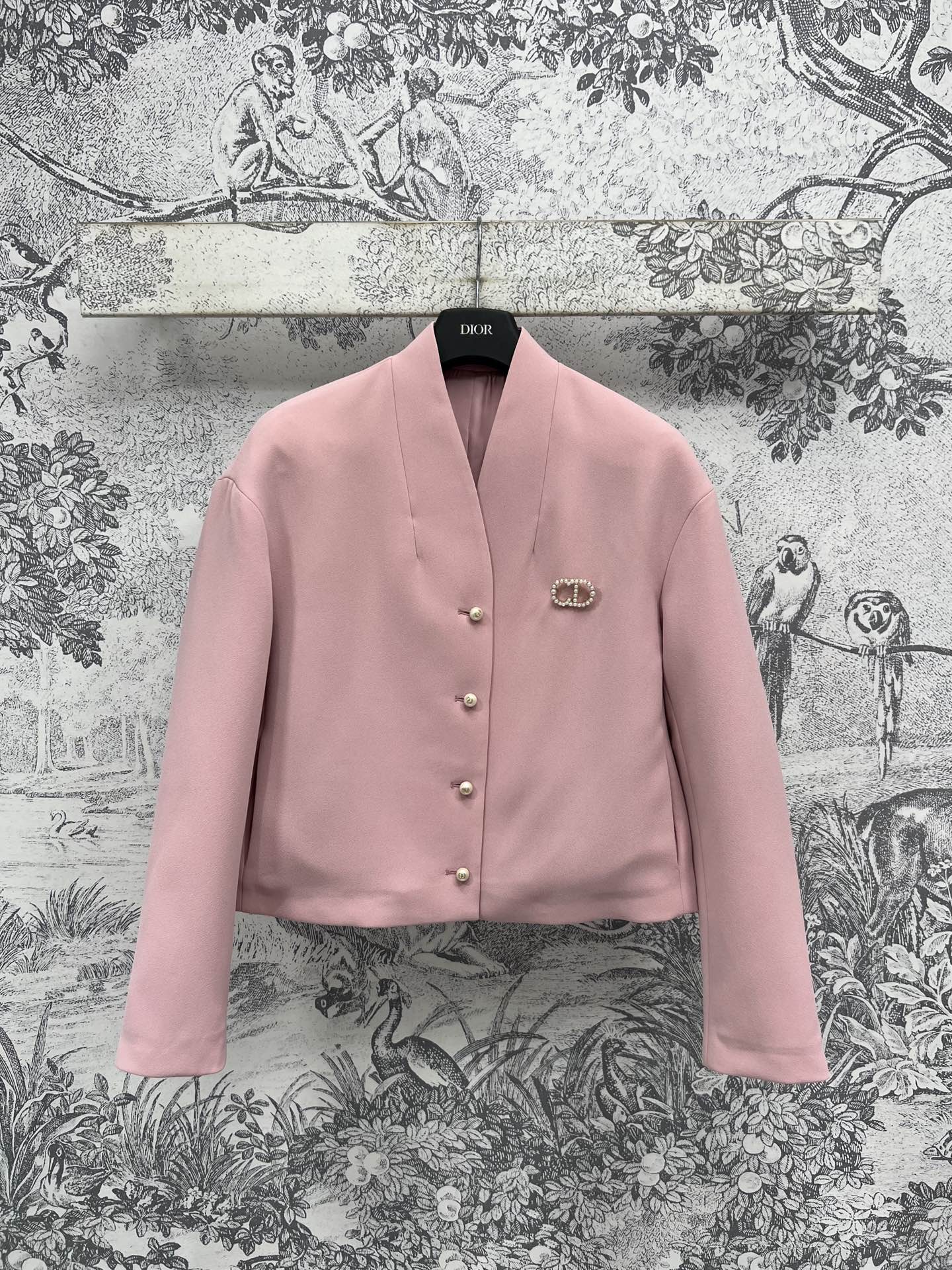 NO:334084,D Home 25 Spring and Summer New Pink V-neck Short Jacket   A-line pleated skirt Naked pink fashionable and high-end outfits Taking into account sweet temperament and temperature Classic CD pearl buckle embellishment Three-dimensional tailored short jacket Delivery custom logo brooch Decoration Sweet and yet exquisite A set of upper body reduces age and fashionable temperament is also very good on important occasions. Sold one color and three codes separately SML, dior, skirts, jackets & coats, brooch, breastpin, alexander wang19860909D家 25春夏新款 粉色V领短外套 A字压褶短裙 裸粉色时髦高级的穿搭 兼顾甜美气质与温度 经典的CD珍珠扣点缀 立体剪裁短款外套 配送定制logo胸针装饰 甜美又不失精致 一套上身减龄又时髦气质重要场合也很不错 分开出售一色三码 SML,,dior,skirts,jackets & coats,brooch，breastpin,alexander wang,Women's clothing