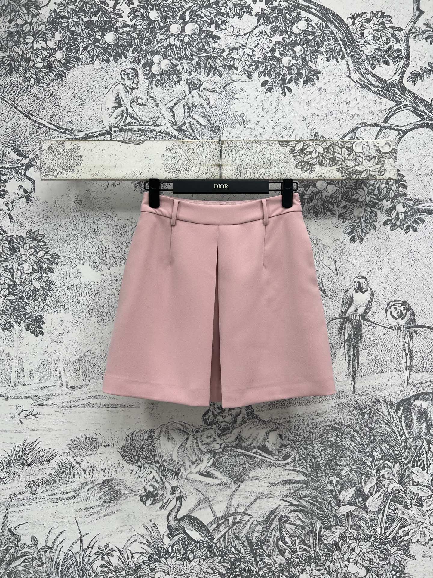 NO:334088,D Home 25 Spring and Summer New Pink V-neck Short Jacket   A-line pleated skirt Naked pink fashionable and high-end outfits Taking into account sweet temperament and temperature Classic CD pearl buckle embellishment Three-dimensional tailored short jacket Delivery custom logo brooch Decoration Sweet and yet exquisite A set of upper body reduces age and fashionable temperament is also very good on important occasions. Sold one color and three codes separately SML, dior, skirts, jackets & coats, brooch, breastpin, alexander wang19860909D家 25春夏新款 粉色V领短外套 A字压褶短裙 裸粉色时髦高级的穿搭 兼顾甜美气质与温度 经典的CD珍珠扣点缀 立体剪裁短款外套 配送定制logo胸针装饰 甜美又不失精致 一套上身减龄又时髦气质重要场合也很不错 分开出售一色三码 SML,,dior,skirts,jackets & coats,brooch，breastpin,alexander wang,Women's clothing