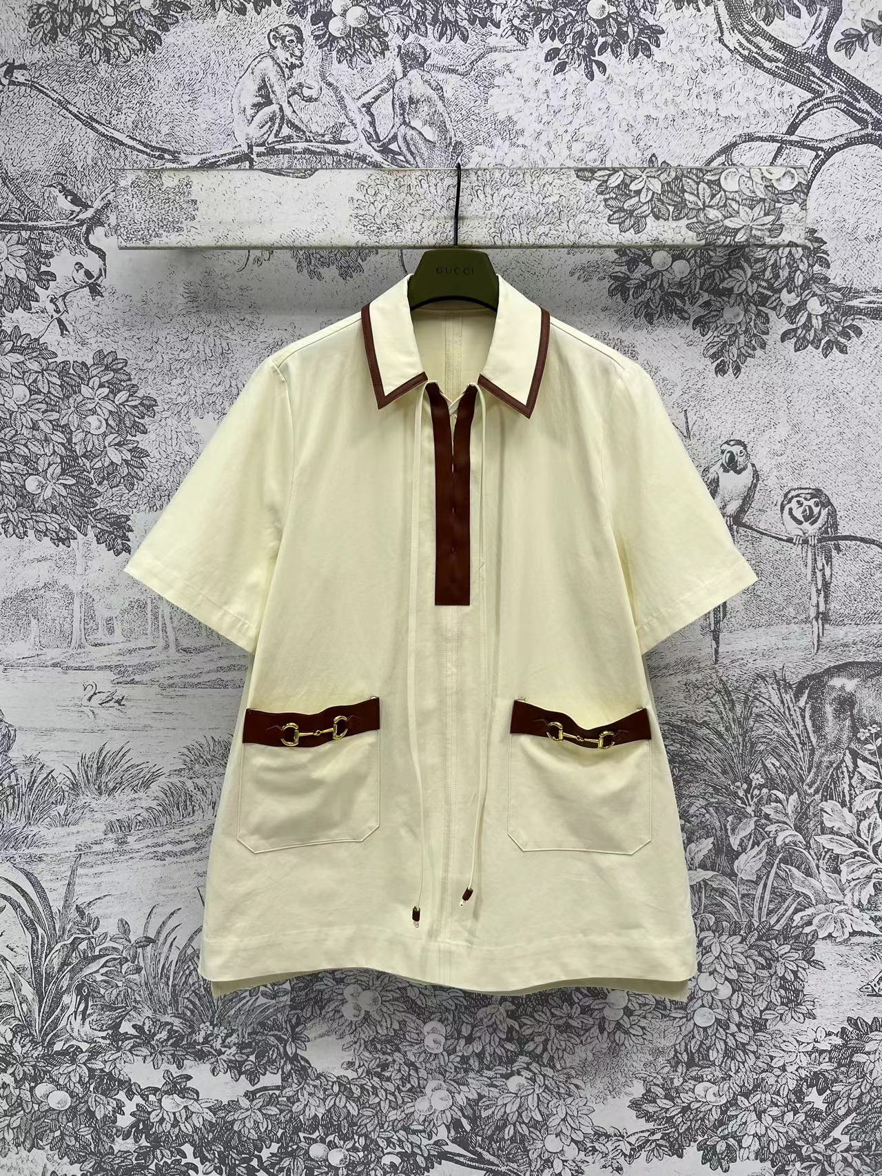 NO:334081,G Home 25 spring and summer new style, lapel short-sleeved dress, brown leather edging design, custom saddle button hardware accessories decoration, special pure cotton fabric, full of high-end feel, straight-tube style, perfect body modification, versatile and not picky, fashionable and stylish, excellent items for summer dating, one color and three codes SML,, gucci, skirts, T-shirt, alexander wang19860909G家 25春夏新款 翻领短袖连衣裙 棕色皮革包边设计特别吸睛 定制的马鞍扣五金配件装饰 特供的纯棉面料 高级感满满 直筒版型 完美修饰身材 百搭不挑人 时髦有范 夏日出街约会绝佳单品一色三码 SML,,gucci,skirts,T-shirt,alexander wang,Women's clothing