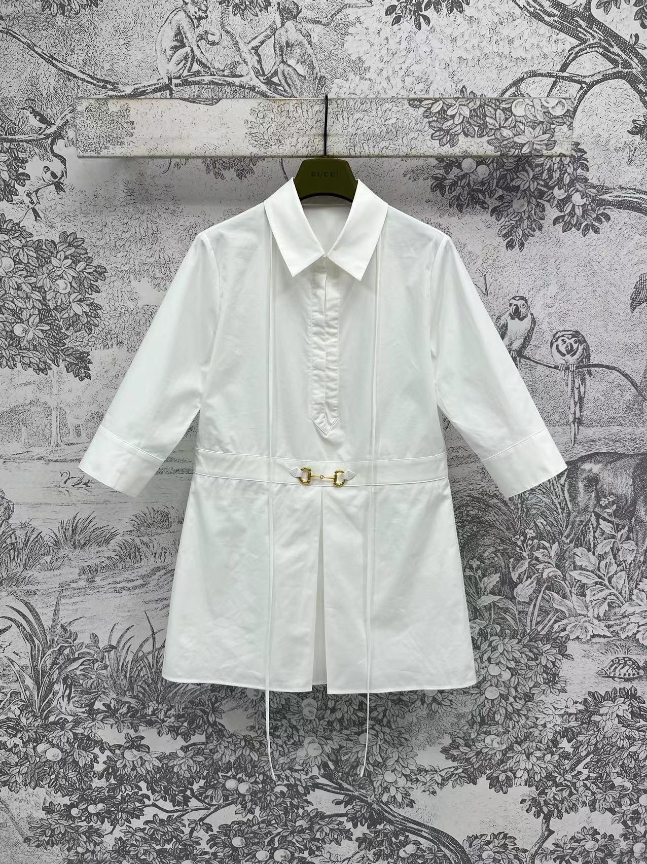 NO:334549,G Home 25 Spring and Summer New Lapel Horse Bed Dress Five-quarter Sleeve A-line Skirt The upper body is too age-reducing to make you look slimming. Customized horse slanted hardware accessories decoration. White cotton fabric. Positioned pleated skirt with three-dimensional and stylish. Daily single-wear jacket is absolutely stylish. Fashionable and casual and high-end. One color and three-code SML, gucci, skirts, jackets & coats, alexander wang19860909G家 25春夏新款 翻领马衔扣连衣裙 五分袖a字裙摆 上身太减龄显瘦了 定制的马斜扣五金配件装饰 白色纯棉面料 定位的压褶裙摆立体有型 日常单穿搭外套绝绝子 时尚又休闲高级 一色三码 SML,,gucci,skirts,jackets & coats,alexander wang,Women's clothing