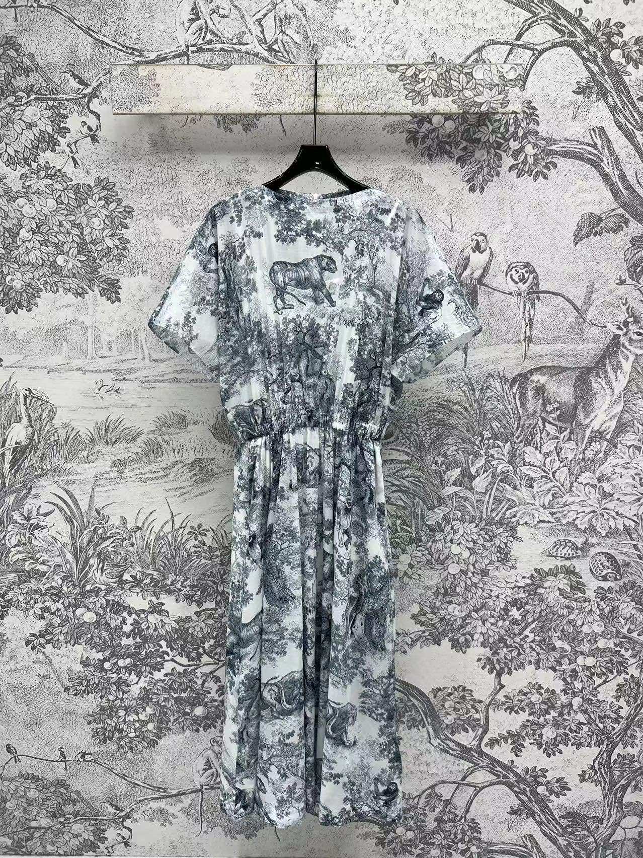 NO:334554,D Home 25 spring and summer new style, animal jungle print flying sleeve long dress, classic and atmospheric animal jungle print pattern, high-profile, atmospheric and fashionable, waist-closing and pleated skirt, elegant and textured, small suspender lining in the inner layer, gentle and elegant, romantic and intellectual temperament, upper body looks slim and taller, the most eye-catching presence on dates and shopping, one color three codes SML,,dior, skirts, alexander wang19860909D家 25春夏新款 动物丛林印花飞袖长款连衣裙 经典大气的动物丛林印花图案 高调大气又时髦 收腰收褶裙摆 优雅又有质感 内搭小吊带内衬温柔不失风度 优雅浪漫知性气质 上身显瘦又显高 约会逛街最亮眼的存在 一色三码 SML,,dior,skirts,alexander wang,Women's clothing