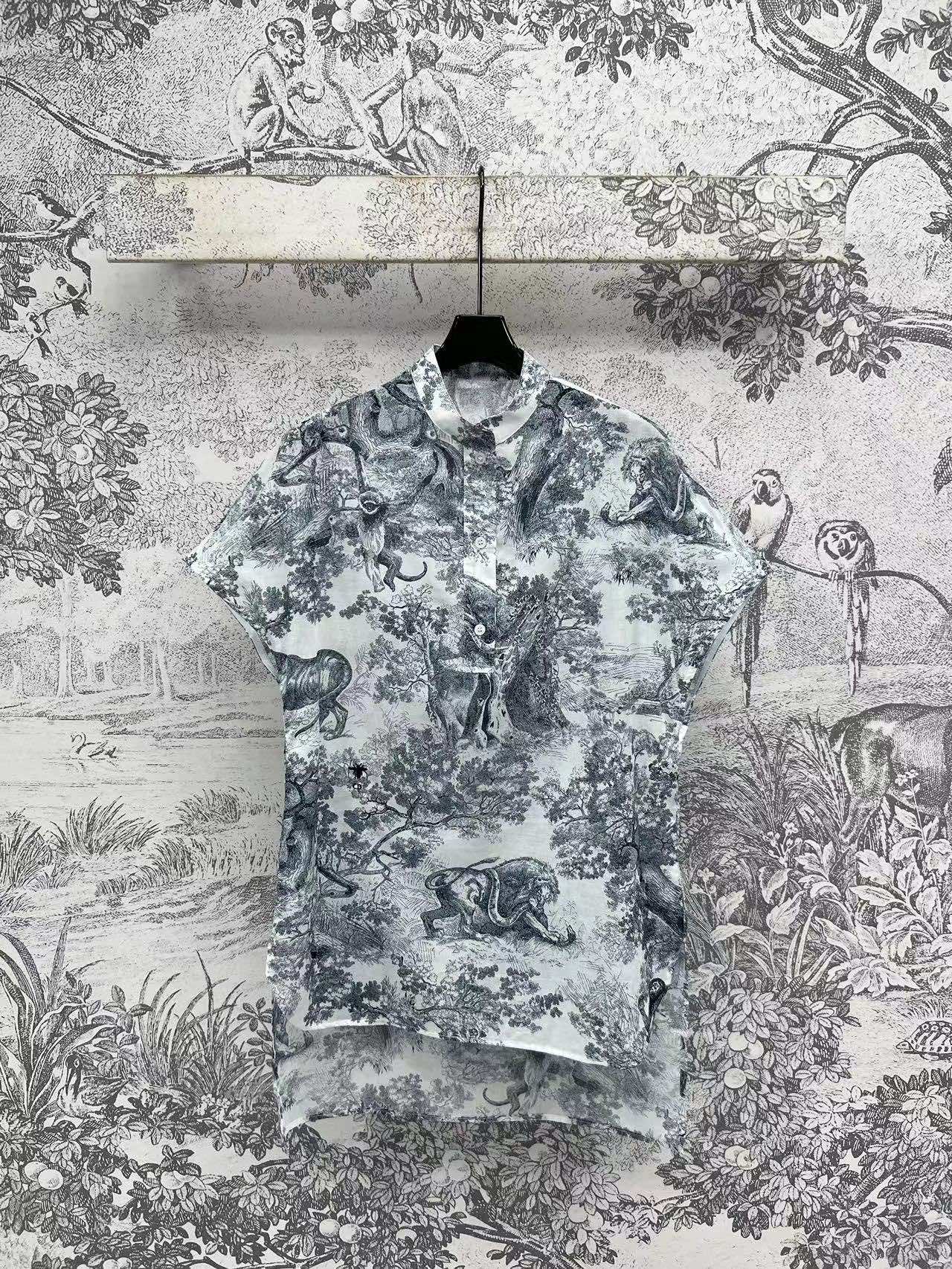 NO:334558,D Home 25 Spring and Summer New Style Animal Jungle Standing Collar Flying Sleeve Shirt Classic Ruyi Animal Jungle Series Undouble to watch Super Practical Wear Heavy Industry Embroidery Bee Embellishment Customized Animal Jungle Print Pattern Pure Cotton Fabric Light and Not Soft Couch Full of High-end Body The new series is so white that it looks very white. Easy to create a fashionable style. Three-dimensional and wide-fit upper body is super slimming and showing proportions. Age-reducing sweet and cool. One color three-code SML, dior, alexander wang19860909D家 25春夏新款 动物丛林立领飞袖衬衣 经典的茹依动物丛林系列 百看不厌 超级实穿 重工刺绣小蜜蜂点缀 定制动物丛林印花图案纯棉面料 轻薄不软榻 上身高级感满满 新系列颜色巨显白哦 轻松打造时髦范 立体挺阔版型上身超级显瘦显比例 减龄甜酷两不误 一色三码 SML,,dior,alexander wang,Women's clothing