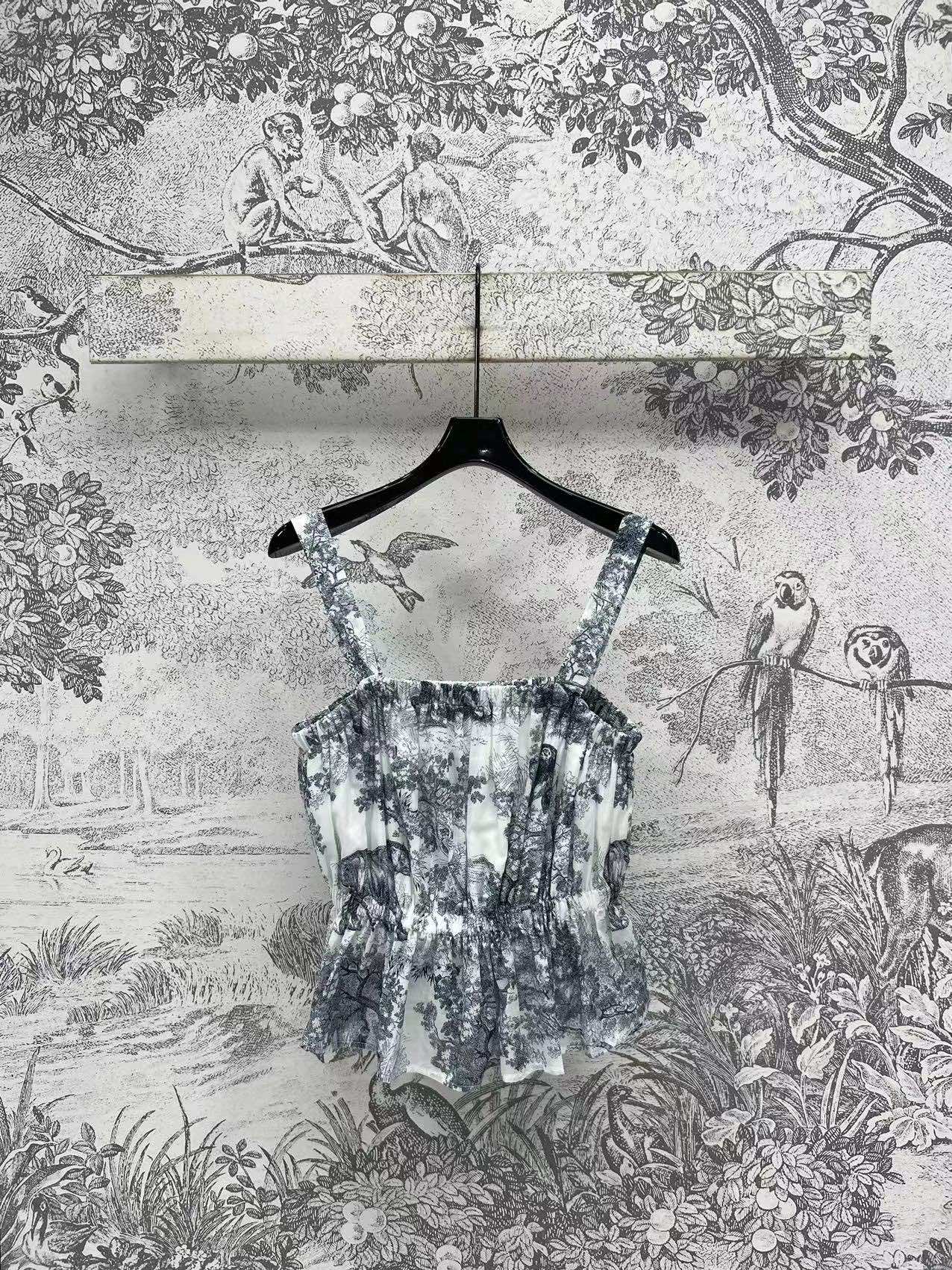 NO:334562,D Home 25 Spring and Summer New Animal Jungle Printed Sling Strap Top Customized Animal Jungle Printed Pattern Cotton Fabric Light and No Soft Couch Classics that never get tired of wearing, full of girlishness, fashionable essential items, sweet and salty, elastic waist-tight design, simple and yet design sense, slim, light, elegant and comfortable upper body, suitable for all occasions, one color, three codes, SML, dior, alexander wang19860909D家 25春夏新款 动物丛林印花吊带抹胸上衣 定制动物丛林印花图案纯棉面料 轻薄不软榻 百穿不厌的经典 少女感满满 时髦必备单品 可甜可盐 松紧收腰设计 简洁不失设计感 上身显瘦轻盈优雅舒适度极好 日常度假适合各种场合 一色三码 SML,,dior,alexander wang,Women's clothing