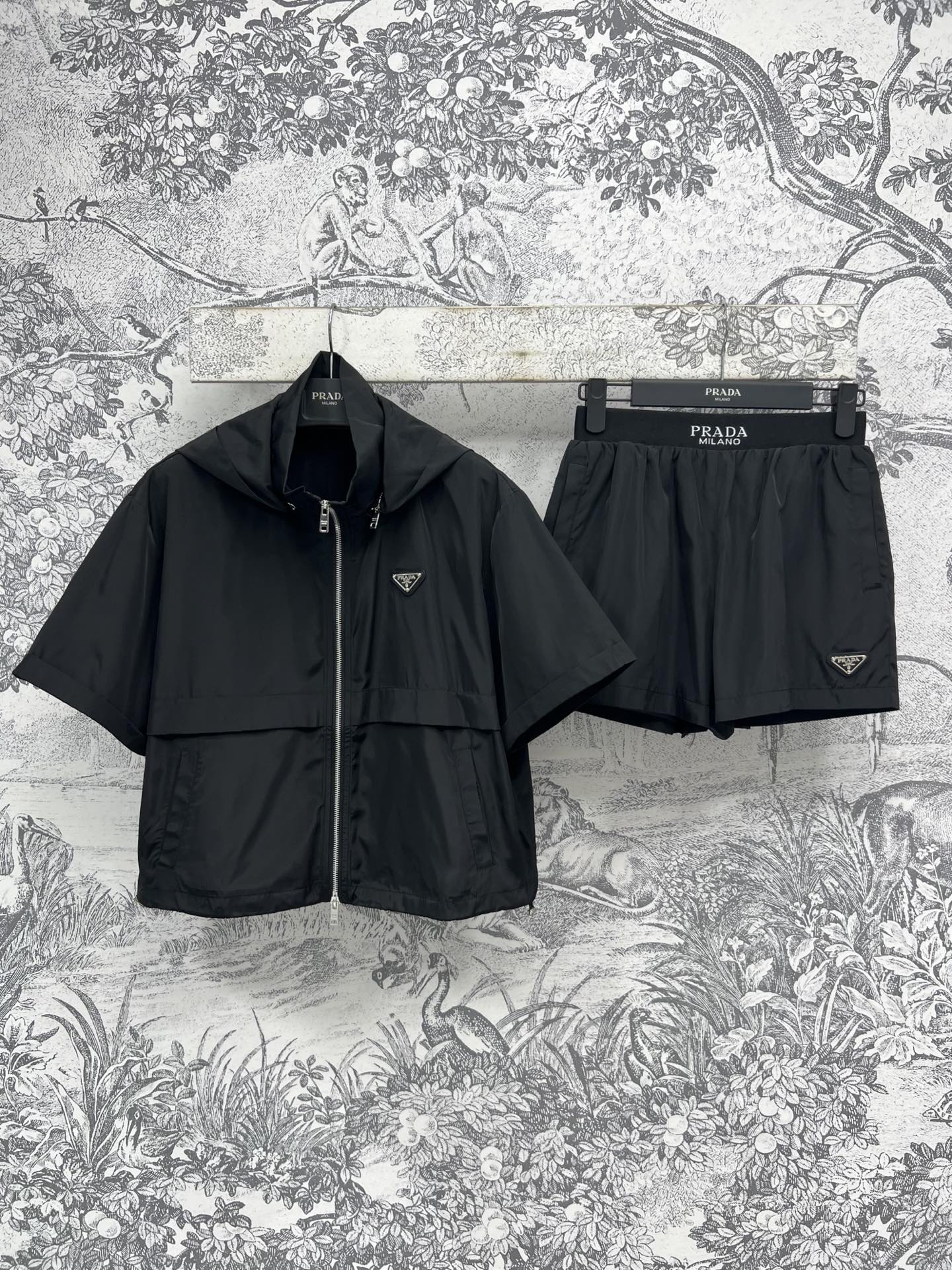 NO:334544,PD 25 spring and summer new style sporty striped sports suit stand collar hooded zippered short-sleeved top   elastic waist shorts A set of fashionable and stylish top body Popular recycled nylon series YB customized nylon tarp fabric Hat removable design Very casual slim and neat spirit It looks good when paired separately Two colors and three codes SML, shorts, T-shirt, hats, alexander wang19860909PD 25春夏新款 运动风条纹运动套装 立领连帽拉链短袖上衣 松紧腰短裤 一套上身时髦有型 高人气的再生尼龙系列 YB定制的尼龙防水布面料 帽子可拆卸设计 非常休闲 显瘦又精神利落 分开搭配也好看 两色三码 SML,,shorts,T-shirt,hats,alexander wang,Women's clothing