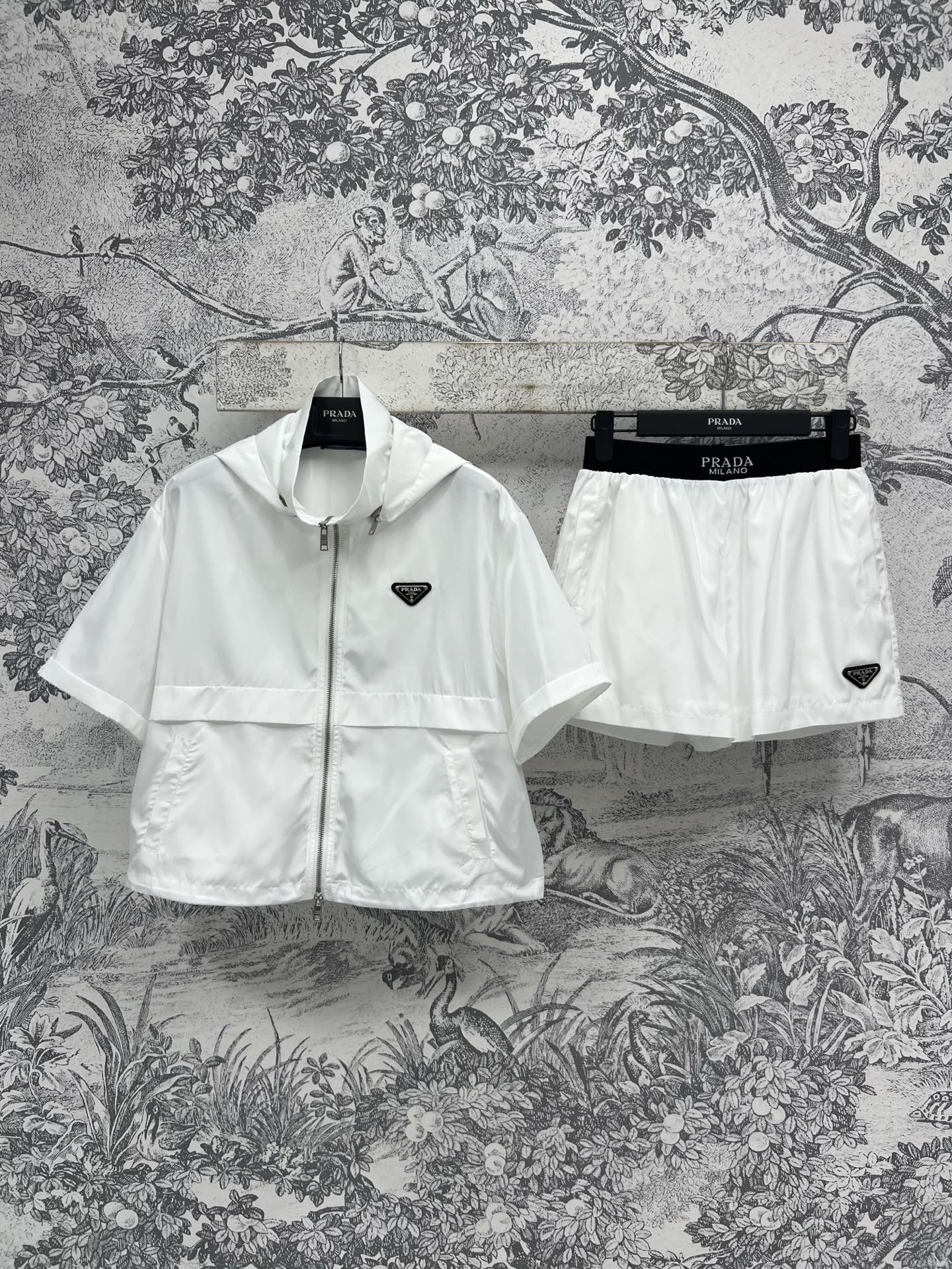 NO:334550,PD 25 spring and summer new style sporty striped sports suit stand collar hooded zippered short-sleeved top   elastic waist shorts A set of fashionable and stylish top body Popular recycled nylon series YB customized nylon tarp fabric Hat removable design Very casual slim and neat spirit It looks good when paired separately Two colors and three codes SML, shorts, T-shirt, hats, alexander wang19860909PD 25春夏新款 运动风条纹运动套装 立领连帽拉链短袖上衣 松紧腰短裤 一套上身时髦有型 高人气的再生尼龙系列 YB定制的尼龙防水布面料 帽子可拆卸设计 非常休闲 显瘦又精神利落 分开搭配也好看 两色三码 SML,,shorts,T-shirt,hats,alexander wang,Women's clothing