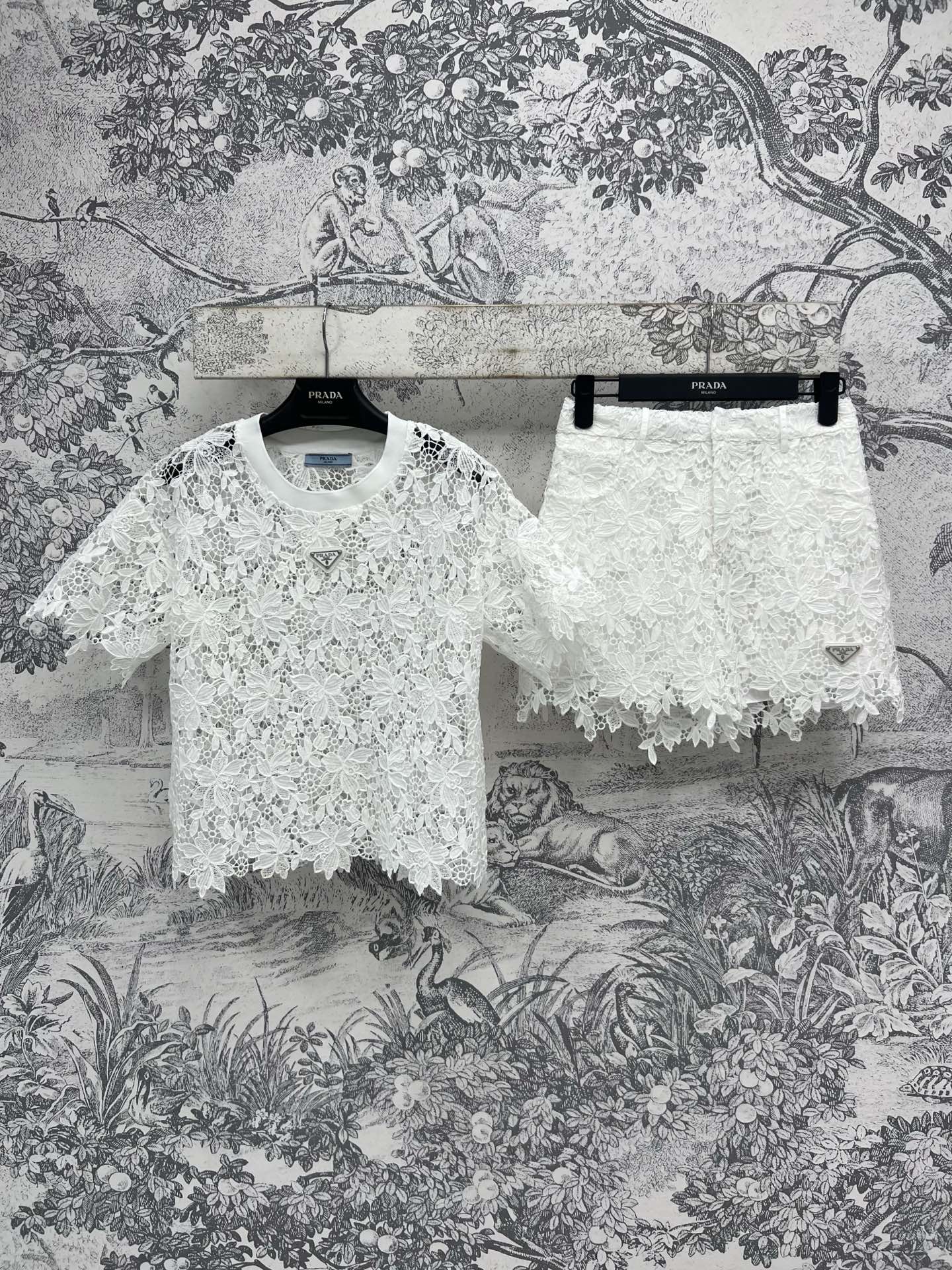 NO:334555,PD Home 25 Spring and Summer New Classic Triangle Brand Lace Casual Set Round-neck Lace Short Sleeve with Lace Shorts A set of sweet and salty upper body, a looming perspective, a girl’s favorite, classic Triangle Brand Blessing, the recognition is also excellent, a set for sale, one color and three codes SML,,dior, shorts, T-shirt, alexander wang19860909PD家 25春夏新款 经典三角牌蕾丝休闲套装 圆领蕾丝短袖搭配蕾丝短裤 一套上身可甜可盐 若隐若现的透视感 女孩最爱呀 经典的三角牌加持 辨识度也是超赞的 一套出售 一色三码 SML,,dior,shorts,T-shirt,alexander wang,Women's clothing