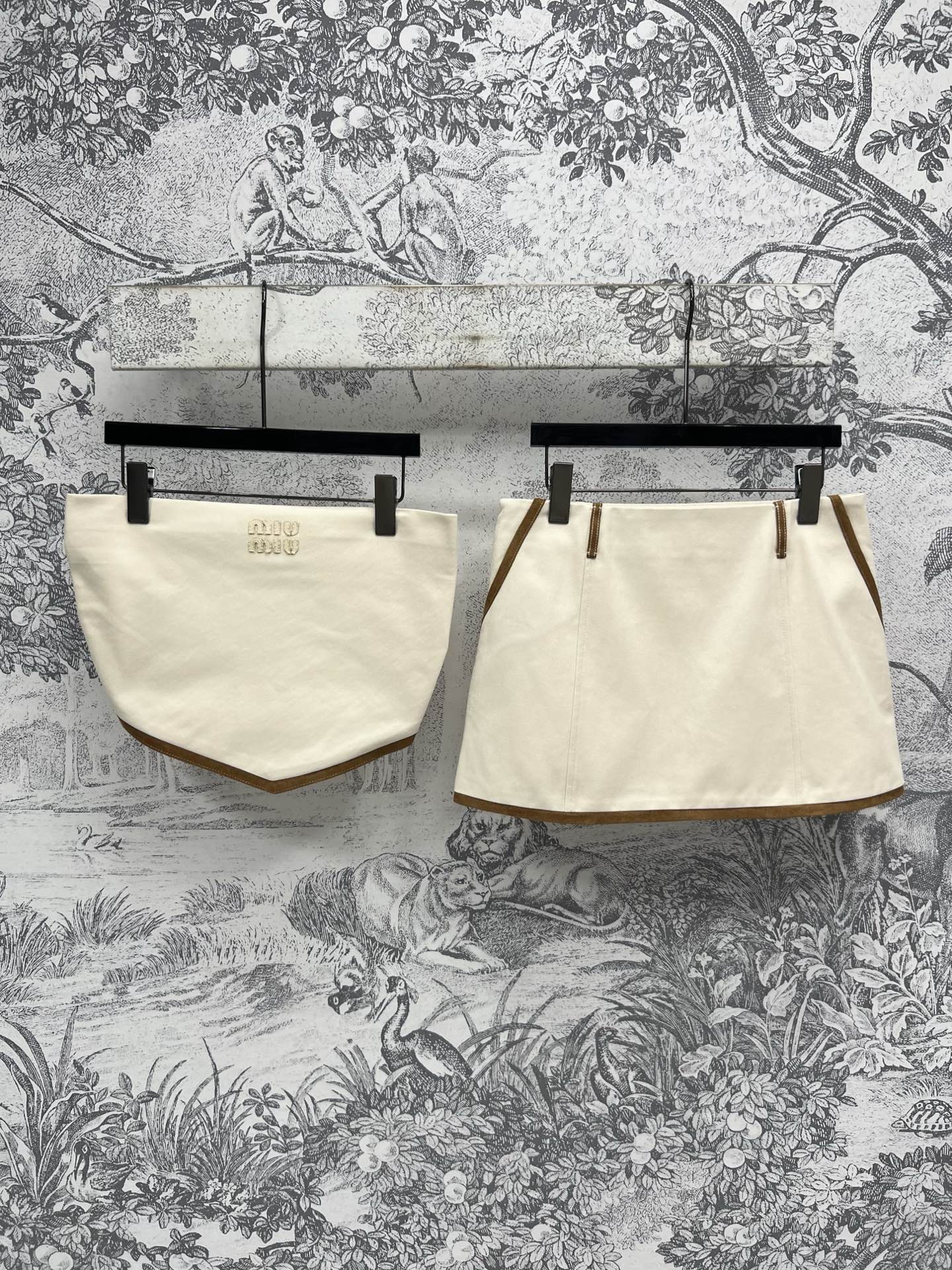 NO:334559,Strap-breasted skirt Miu 25 spring and summer new style, apricot colored leather hot girl suit, triangle strap-breasted top   high waist short skirt, sexy strap-breasted leather button small version, A, spicy and versatile upper body, paired with a high waist straight skirt, instantly supporting aura, three-digit one color SML,,miumiu, skirts, alexander wang19860909抹胸 半裙Miu 25春夏新款 杏色拼皮辣妹套装 三角抹胸上衣  高腰短裙 性感的抹胸皮扣小版型 上身又A又辣又百搭 搭配高腰直筒短裙 秒撑气场 一色三码 SML,,miumiu,skirts,alexander wang,Women's clothing