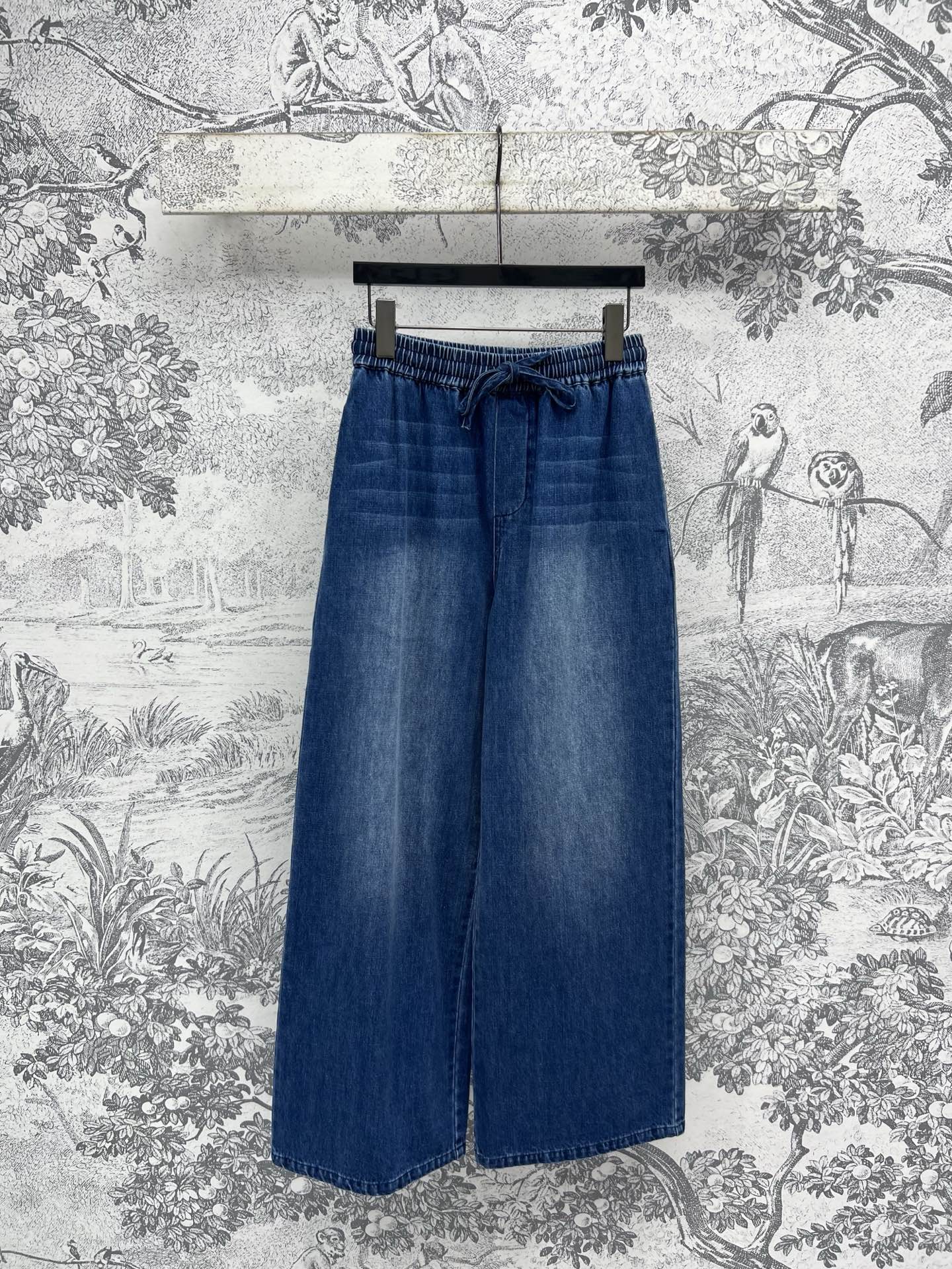 NO:334563,LW 25 spring and summer new logo embroidered denim series Lapel short-sleeved shirt   high-waist shorts   wide-leg trousers Blue retro Hong Kong style temperament Natural and casual Ribbon embroidered letter logo embellishment Show brand charm Imported denim cotton fabric soft and comfortable texture and slim texture. Classic color irreplaceable high-end relaxation feeling. A series of matching upper body versatile and not picky about people's upper body atmosphere is full of three codes. SML, shorts, T-shirt, alexander wang19860909LW 25春夏新款 logo刺绣牛仔系列 翻领短袖衬衣 高腰短裤 阔腿长裤 蓝色复古港风气质 自然随性洒脱 丝带刺绣字母logo 图案点缀 彰显品牌魅力 进口牛仔棉面料柔软舒适 质感显瘦兼备 经典的色系不可替代的高级松弛感 一系列搭配上身百搭不挑人上身氛围感拉满 一色三码 SML,,shorts,T-shirt,alexander wang,Women's clothing