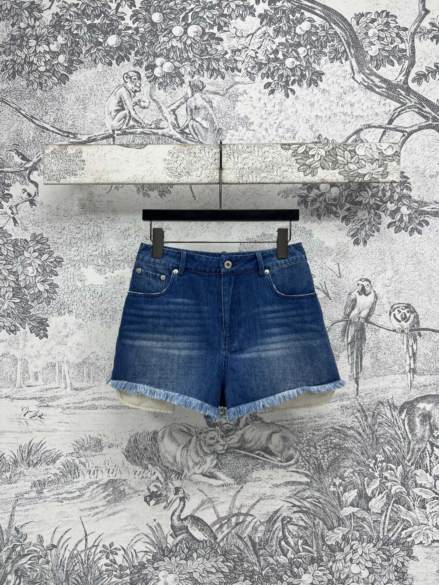 NO:334566,LW 25 spring and summer new logo embroidered denim series Lapel short-sleeved shirt   high-waist shorts   wide-leg trousers Blue retro Hong Kong style temperament Natural and casual Ribbon embroidered letter logo embellishment Show brand charm Imported denim cotton fabric soft and comfortable texture and slim texture. Classic color irreplaceable high-end relaxation feeling. A series of matching upper body versatile and not picky about people's upper body atmosphere is full of three codes. SML, shorts, T-shirt, alexander wang19860909LW 25春夏新款 logo刺绣牛仔系列 翻领短袖衬衣 高腰短裤 阔腿长裤 蓝色复古港风气质 自然随性洒脱 丝带刺绣字母logo 图案点缀 彰显品牌魅力 进口牛仔棉面料柔软舒适 质感显瘦兼备 经典的色系不可替代的高级松弛感 一系列搭配上身百搭不挑人上身氛围感拉满 一色三码 SML,,shorts,T-shirt,alexander wang,Women's clothing