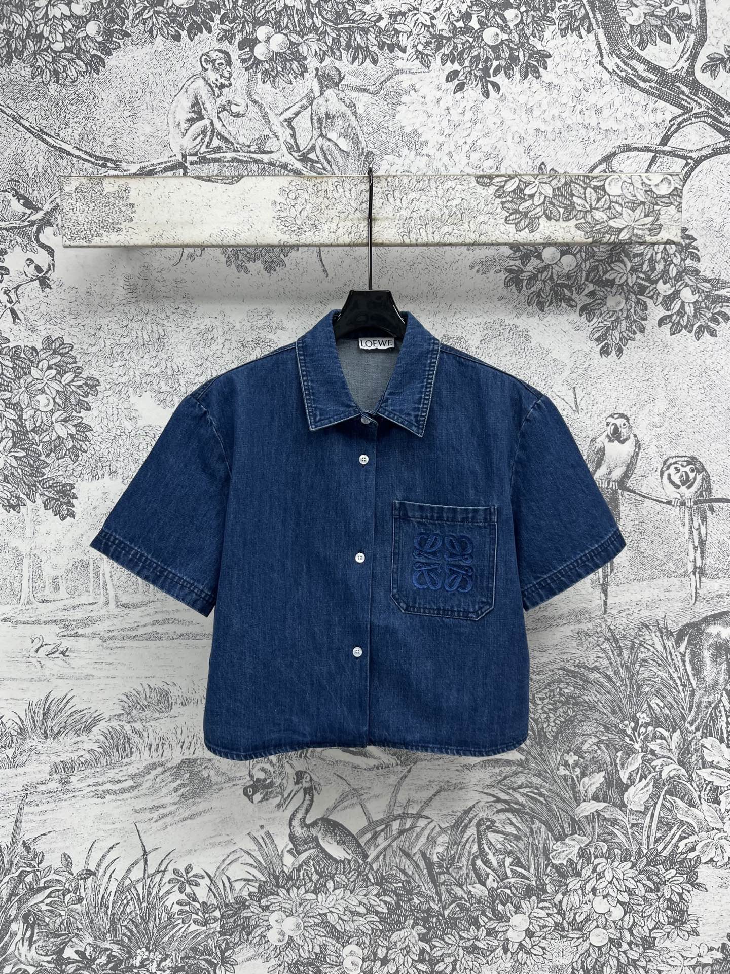 NO:334570,LW 25 spring and summer new logo embroidered denim series Lapel short-sleeved shirt   high-waist shorts   wide-leg trousers Blue retro Hong Kong style temperament Natural and casual Ribbon embroidered letter logo embellishment Show brand charm Imported denim cotton fabric soft and comfortable texture and slim texture. Classic color irreplaceable high-end relaxation feeling. A series of matching upper body versatile and not picky about people's upper body atmosphere is full of three codes. SML, shorts, T-shirt, alexander wang19860909LW 25春夏新款 logo刺绣牛仔系列 翻领短袖衬衣 高腰短裤 阔腿长裤 蓝色复古港风气质 自然随性洒脱 丝带刺绣字母logo 图案点缀 彰显品牌魅力 进口牛仔棉面料柔软舒适 质感显瘦兼备 经典的色系不可替代的高级松弛感 一系列搭配上身百搭不挑人上身氛围感拉满 一色三码 SML,,shorts,T-shirt,alexander wang,Women's clothing