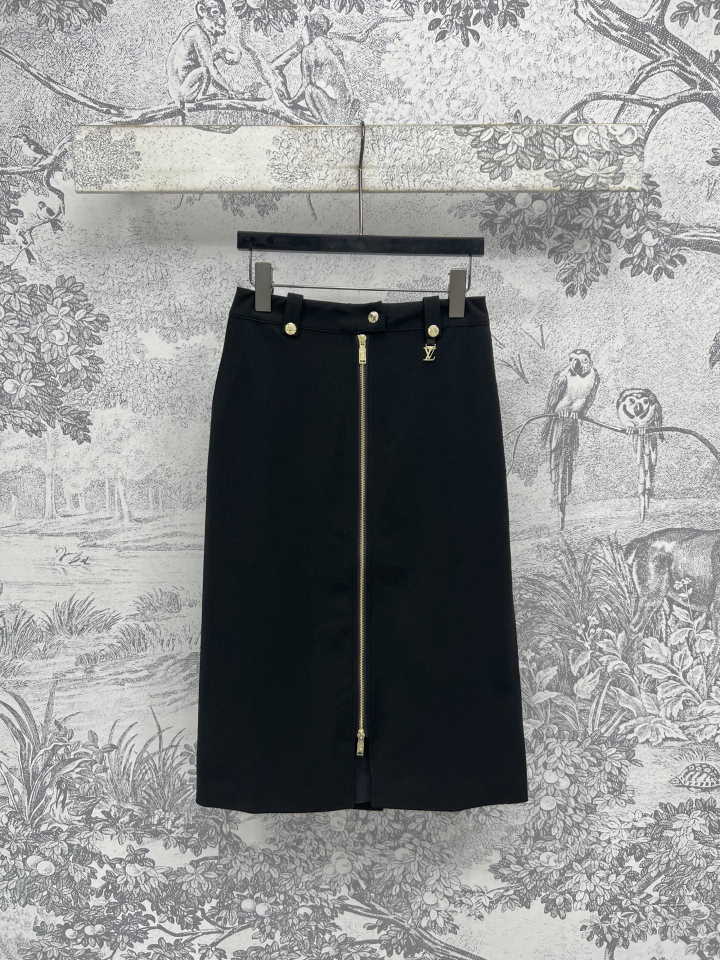 NO:334574,L Home 25 Spring and Summer New Style High Waist Zipper Decorative Skirts The hip-covered skirt design shows the temperament, elegant and intellectual charm, easy to grasp, fully showing the charm of a little woman, customized logo hardware accessories decoration, eye-catching and eye-catching in one second, it is also good to match with a suit jacket, it is very suitable for commuting street photography, one color and three codes SML,,louis vuitton, skirts, jackets & coats, business suit, alexander wang19860909L家 25春夏新款 高腰拉链装饰半身裙 包臀半身裙设计巨显气质 优雅知性魅力轻松拿捏 尽显小女人魅力 定制logo五金配件装饰 一秒的吸睛抢镜 搭配西装外套也很不错 通勤街拍都很合适 一色三码 SML,,louis vuitton,skirts,jackets & coats,business suit,alexander wang,Women's clothing