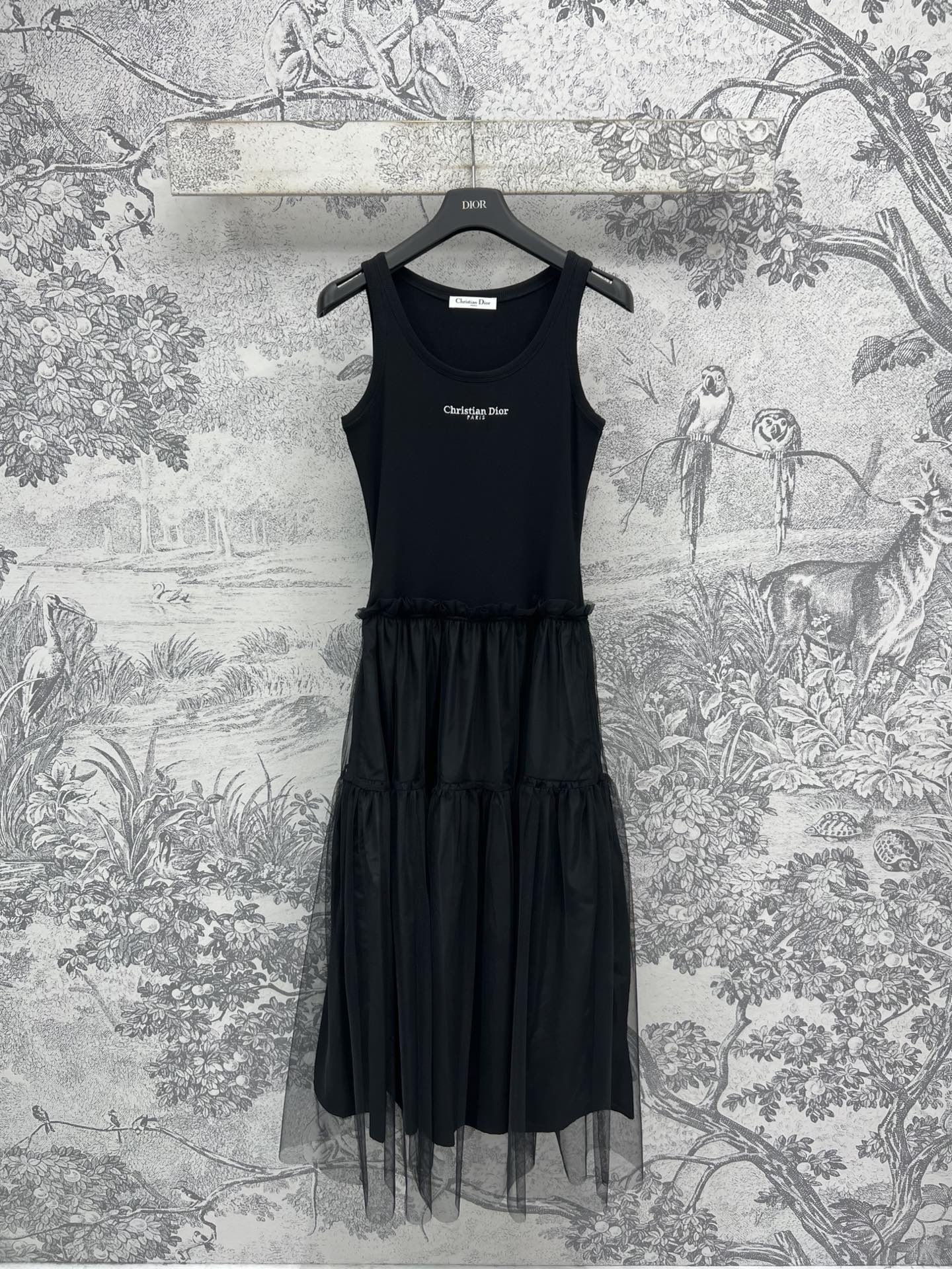 NO:334582,D Home 25 spring and summer new vest mesh dress, full of spring and summer atmosphere, spicy and sweet South Korean Ouni, pure and sexy style, hem spliced ​​mesh cake skirt design, classic, durable, simple and atmospheric, sweet, cool, age-reducing, fashionable and advanced, daily sports, very good casual, one color, three codes, SML, dior, skirts, alexander wang19860909D家 25春夏新款 背心网纱连衣裙 拉满春夏氛围 可辣可甜的南韩欧尼 清纯味与性感范 下摆拼接网纱蛋糕裙摆设计 经典耐看简约大气 上身甜酷减龄 时髦高级 日常运动 休闲都很不错 一色三码 SML,,dior,skirts,alexander wang,Women's clothing