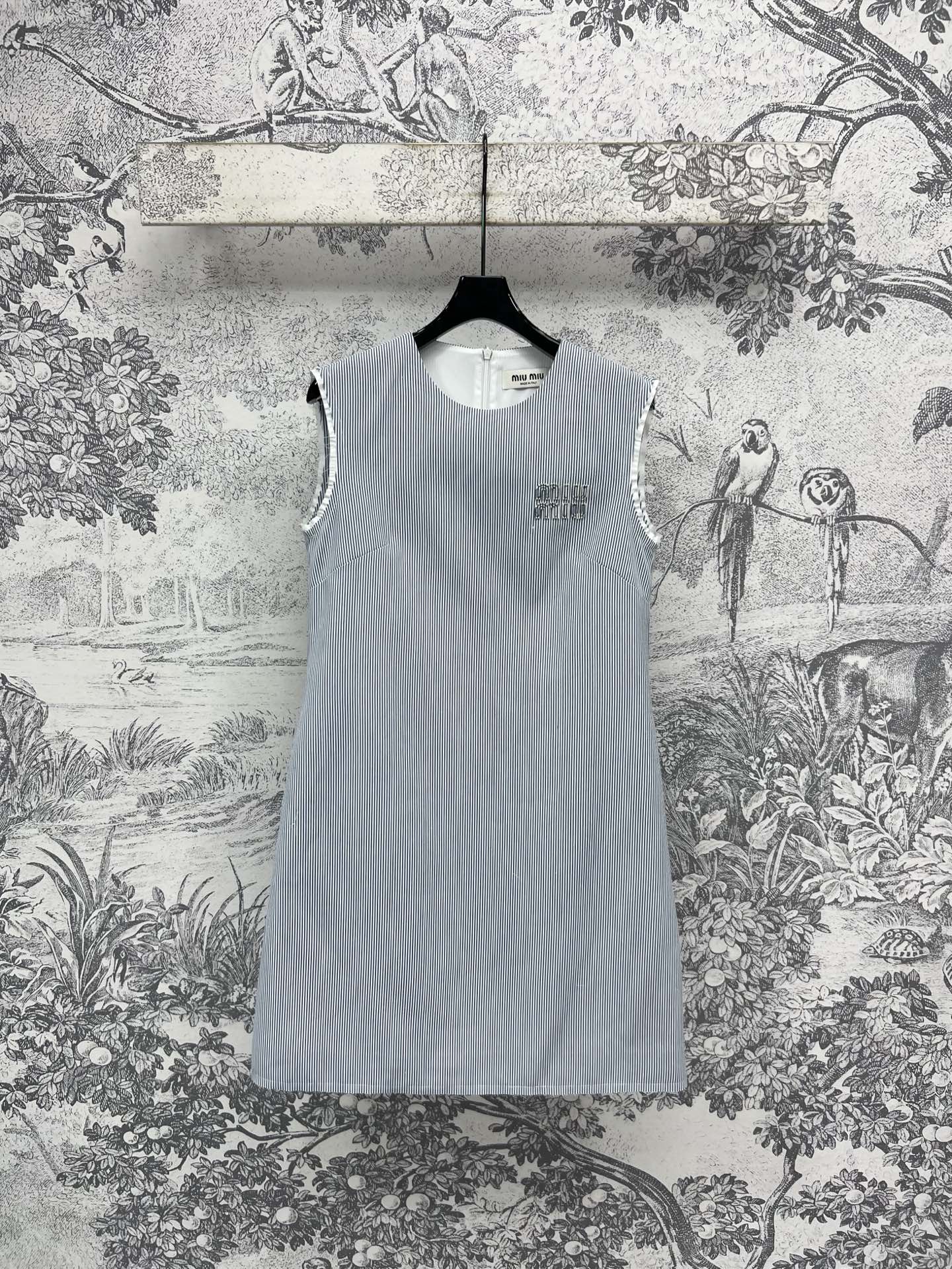 NO:334567,Miu 25 spring and summer new style striped vest straight-tube dress, high-end French light-cooked style, sweet or salty, simple blue striped design, elegant and atmospheric style, suitable for commuting or daily wear, straight-tube style, less picky in figure, one color, three codes SML,,miumiu, skirts, alexander wang19860909Miu 25春夏新款 条纹背心直筒连衣裙 高级法式轻熟风 可甜可盐 简洁蓝色条纹设计 优雅大气款 通勤或者日常穿都很适合 直筒版型 比较不挑身材 一色三码 SML,,miumiu,skirts,alexander wang,Women's clothing