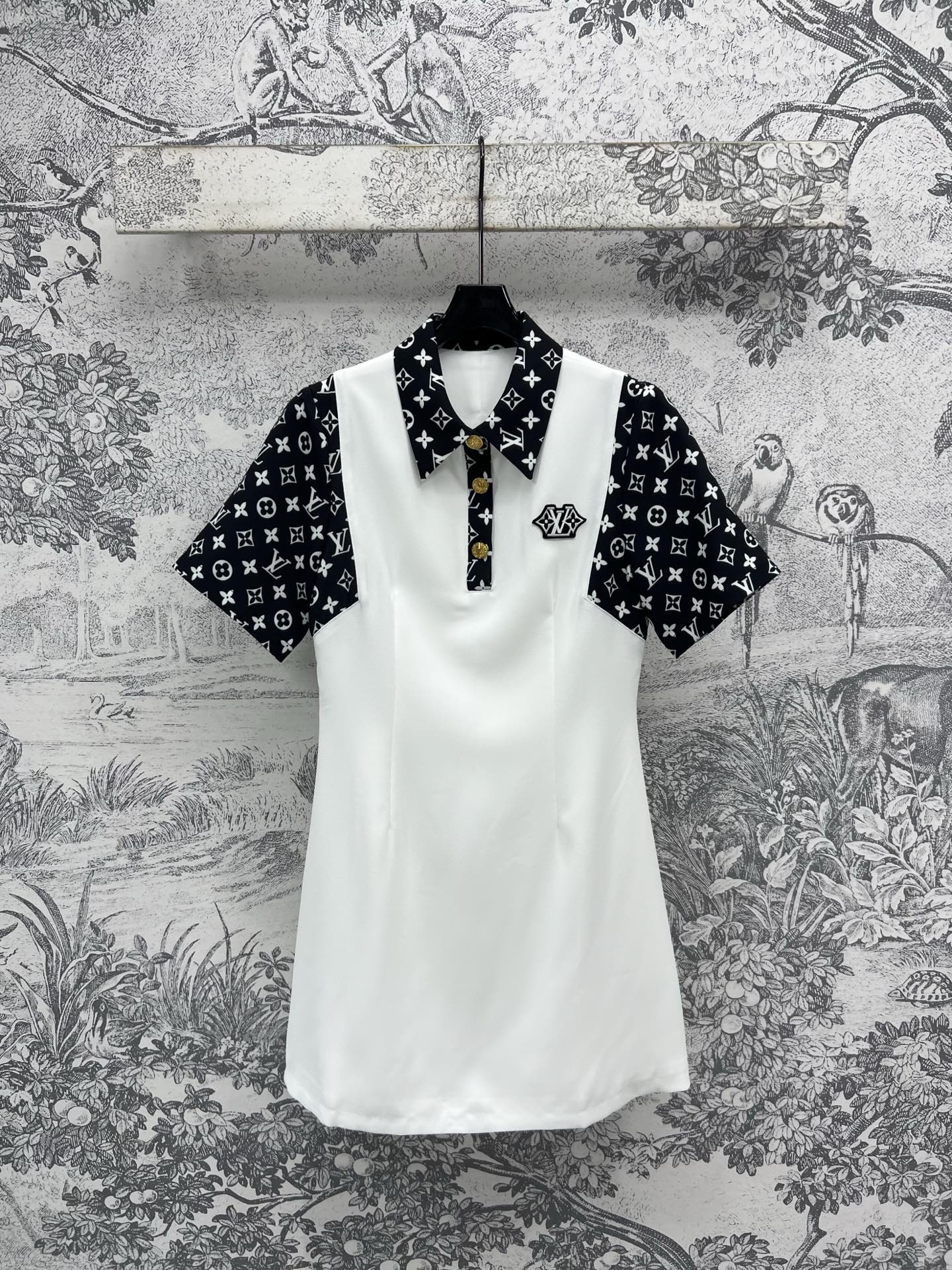 NO:334579,L Home 23SS Spring and Summer New Style Fake Two-piece Contrast Color Splicing Dress Elegant and Cool, Presbyterian Lapel Short Sleeve Splicing Design Classic L Home Money Letter Printing Low-key and Fashionable Elegant and Atmospheric Black and White Color Matches Reduce A-shaped Three-dimensional Feeling Good Cut and Easy to Make Slim. It is very recommended for both the workplace and daily shopping. One-color three-code SML,,louis vuitton, skirts, T-shirt, alexander wang19860909L家 23SS春夏新款 假两件撞色拼接连衣裙 可优雅可酷飒 老花翻领短袖拼接设计 经典的L家金钱字母印花点缀 低调又时髦 优雅大气的黑白配色减龄又少女 A字版型立体感很好 剪裁很棒轻松显瘦 不管是职场还是日常逛街都非常推荐 一色三码 SML,,louis vuitton,skirts,T-shirt,alexander wang,Women's clothing