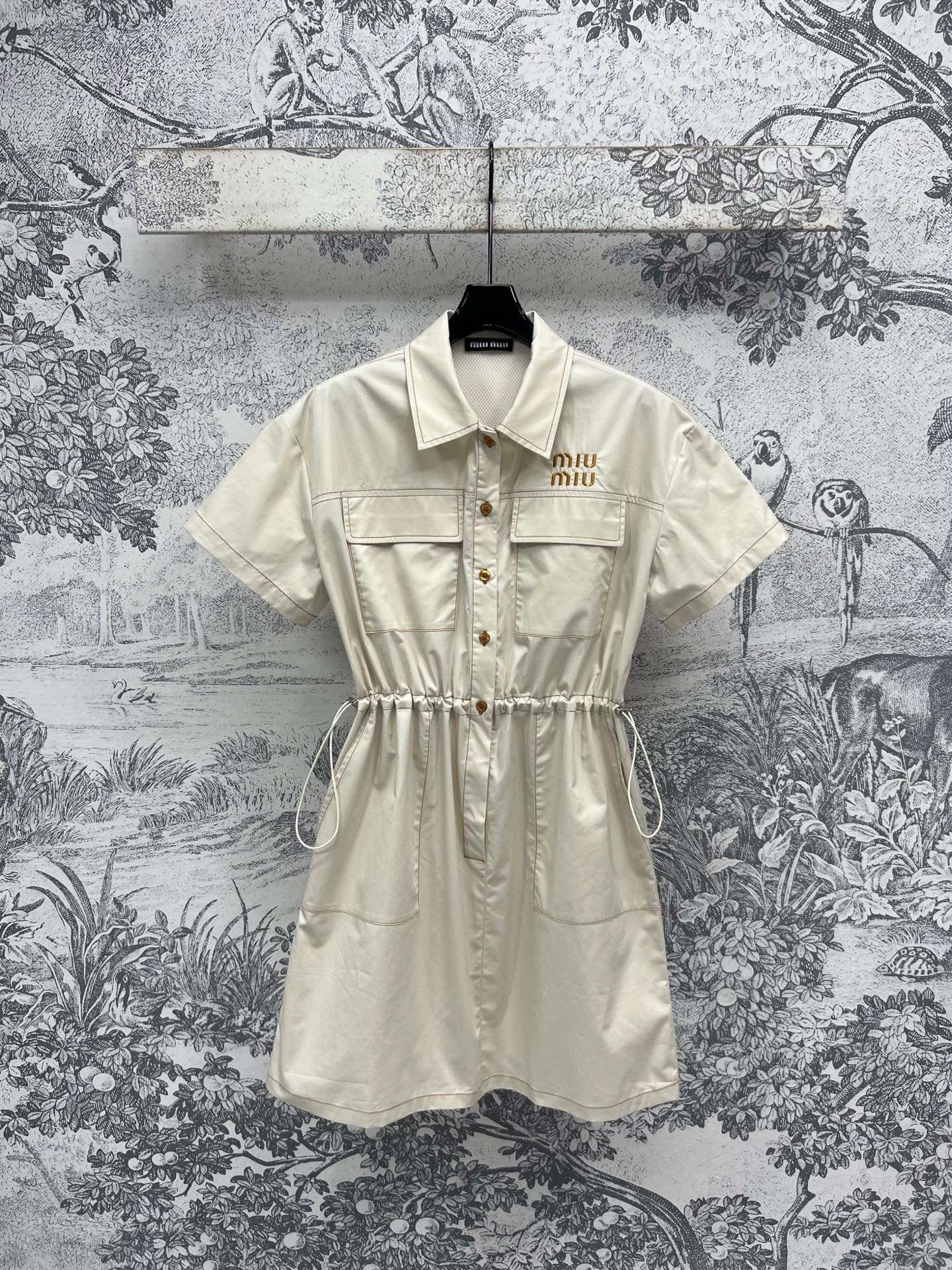 NO:334583,Miu 25 spring and summer new style, lapel short-sleeved workwear style dress, workwear style pocket letter decoration, pockets are large and super practical, the workwear series is really lazy and cool, POLO collar is loose and slim, drawstring waist belt, perfectly divided body proportions, high and long legs, cool and stylish, everyday casual or going out, one color and three codes, SML,,miumiu, skirts, T-shirt, alexander wang19860909Miu 25春夏新款 翻领短袖工装风连衣裙 工装风口袋字母装饰 口袋超大超级实用 工装系列真的很慵懒风很酷 POLO领宽松又显瘦 抽绳收腰腰带 上身完美分割身材比例 显高显腿长 酷帅有型 日常休闲或者出街都很吸睛一色三码 SML,,miumiu,skirts,T-shirt,alexander wang,Women's clothing