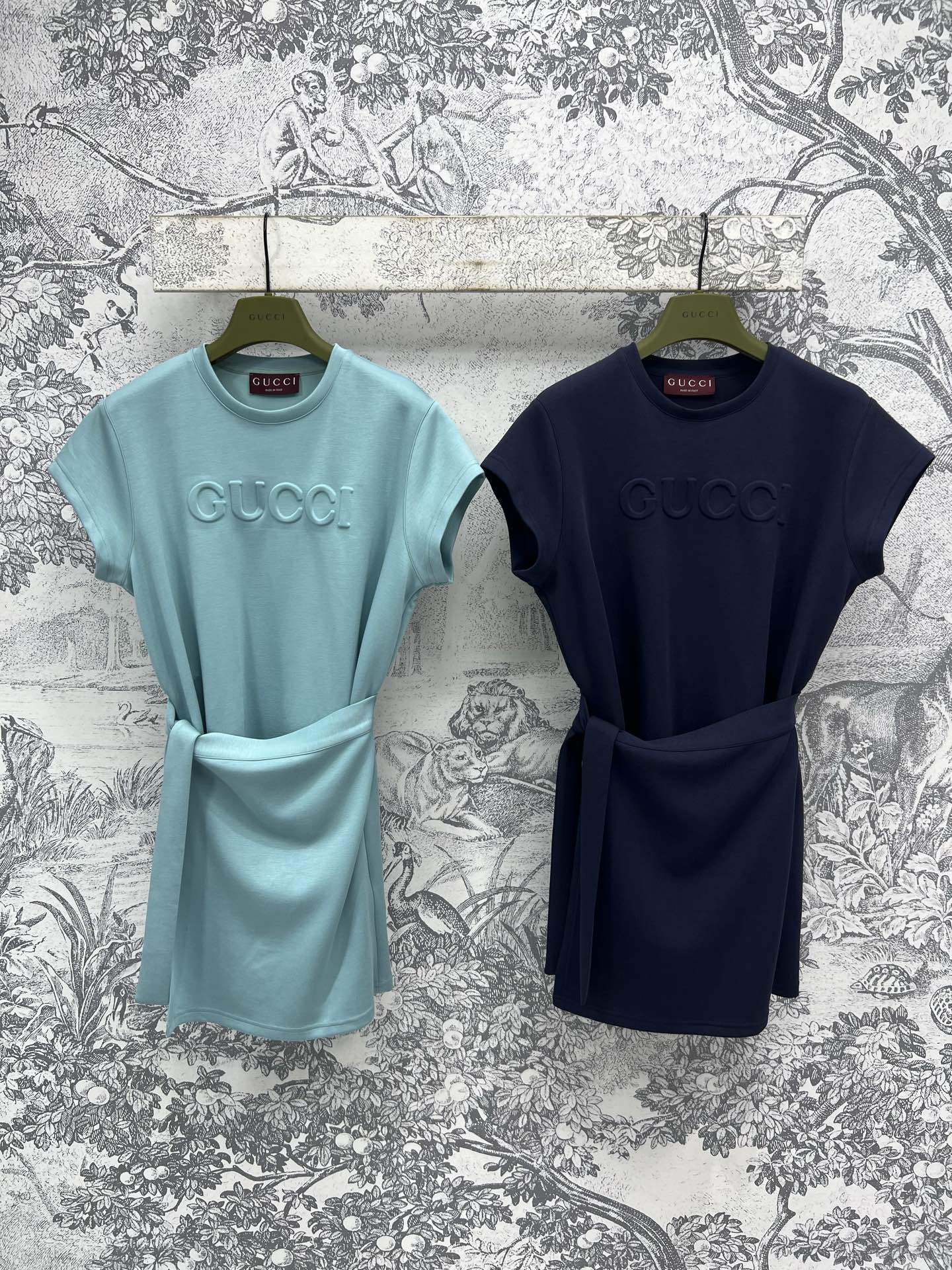 NO:334592,G Home 25 Spring and Summer New Style Round Neck Short Sleeve One-Slice Strap Dress Relief Letter Logo Embellishment One-Slice Wrap Design at the Front Fitness Back Fitness The upper body is a bit like a skirt, which makes it look slim and long legs full of leisure and vitality Daily shopping matches Two colors and three sizes, Gucci, Skirts, T-shirt, Alexander wang19860909G家 25春夏新款 圆领短袖一片式绑带连衣裙 浮雕字母logo点缀 前面一片式裹身式设计 后面松紧收腰 上身有点像半裙超级显瘦显腿长 充满休闲活力感 日常逛街搭配 两色三码,,gucci,skirts,T-shirt,alexander wang,Women's clothing