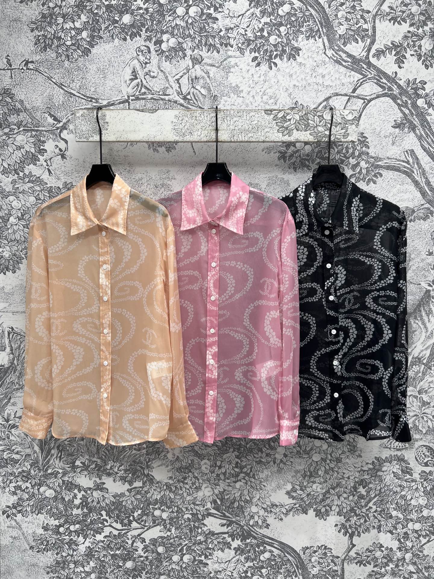 NO:334598,Little Fragrance Style 25 Spring and Summer New Four-Leaf Crocodile Logo Printing Series Lapel sleeveless shirt   Lapel long-sleeved shirt Small lapel shirt Design Super-tight body proportions Visually high and slim Classic brand logo prints Fashionable and high-end The youthful and energetic summer girl gets it immediately. It's absolutely amazing Three colors and three codes SML, Shirts,alexander wang19860909小香风 25春夏新款 四叶草logo印花系列 翻领无袖衬衫 翻领长袖衬衫 小翻领衬衫设计 上身超拉身材比例 视觉显高显瘦 经典的品牌Logo印花 时髦又高级 上身青春活力的夏日元气少女立马get 简直绝绝子 三色三码 SML,,shirts,alexander wang,Women's clothing